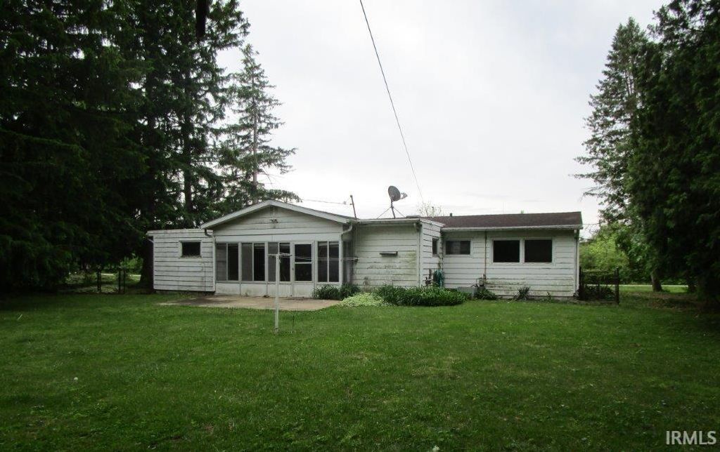 Photo of 304 E Pickwick Drive, Syracuse, IN 46567 (MLS # 202619330)