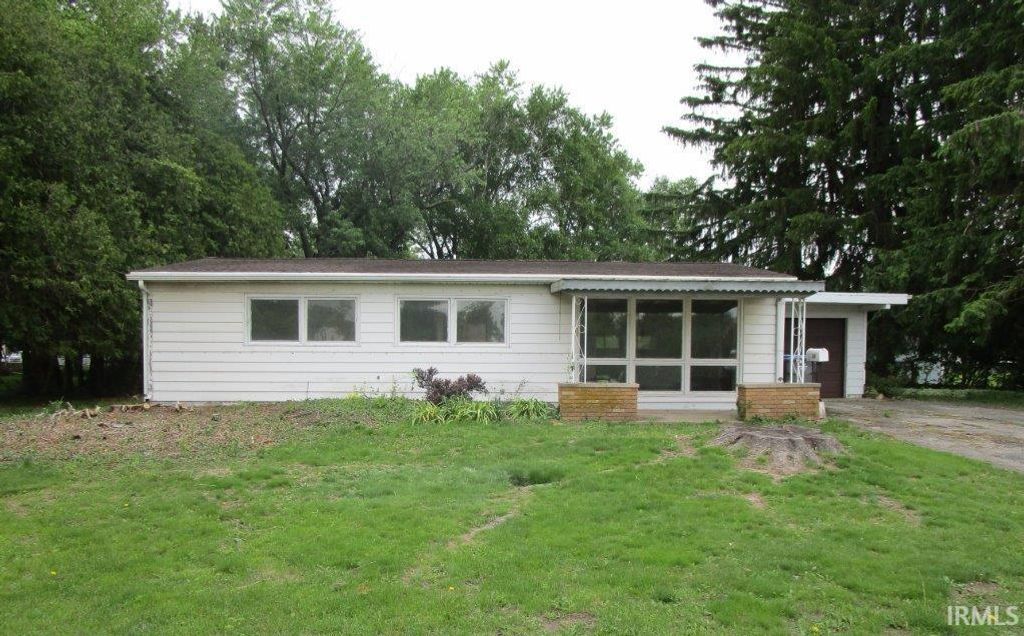 Photo of 304 E Pickwick Drive, Syracuse, IN 46567 (MLS # 202619330)
