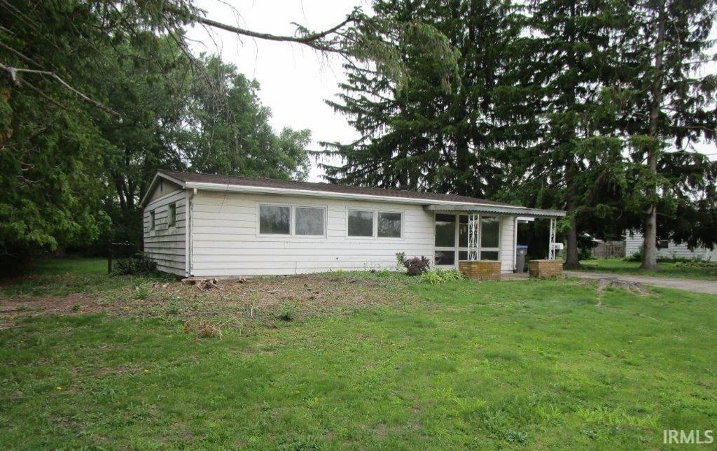 Photo of 304 E Pickwick Drive, Syracuse, IN 46567 (MLS # 202619330)