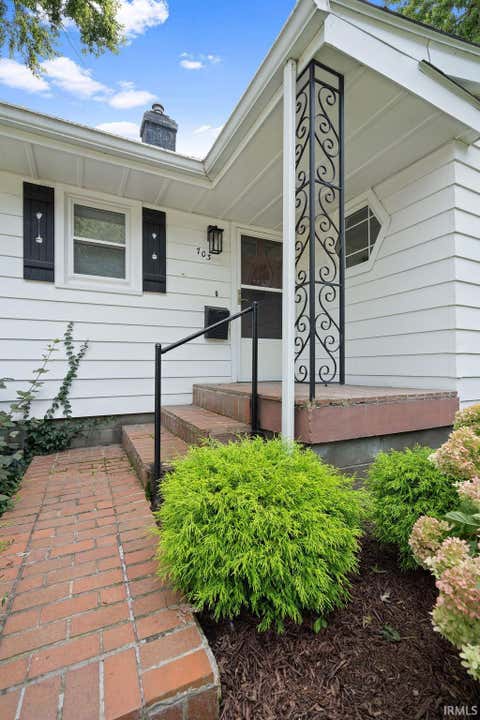 Tiny photo for 703 Grove Avenue, Kokomo, IN 46902 (MLS # 202634441)