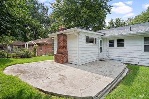 Tiny photo for 703 Grove Avenue, Kokomo, IN 46902 (MLS # 202634441)