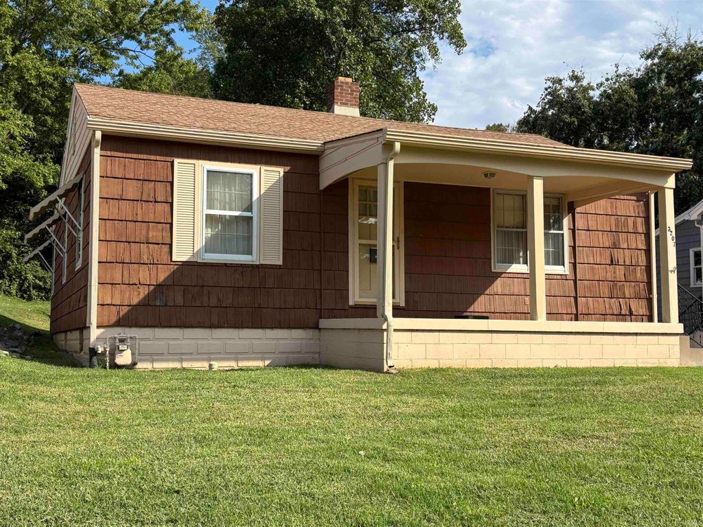 Photo of 3207 W Franklin Street, Evansville, IN 47712 (MLS # 202541429)