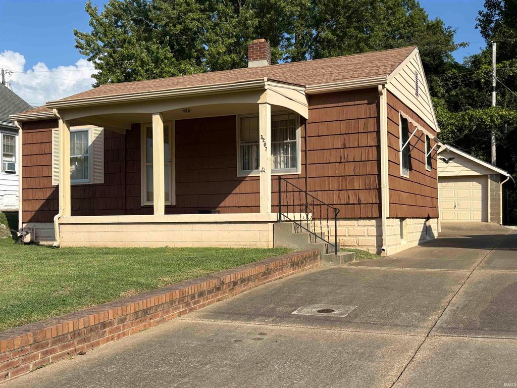 Photo of 3207 W Franklin Street, Evansville, IN 47712 (MLS # 202541429)