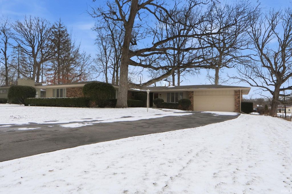 Photo of 4002 Dalewood Drive, Fort Wayne, IN 46815 (MLS # 202606178)