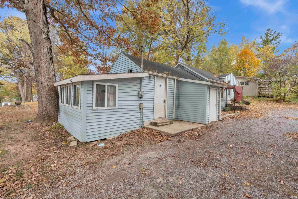 Photo of 3240 W Shoreline Drive, Columbia City, IN 46725 (MLS # 202545251)