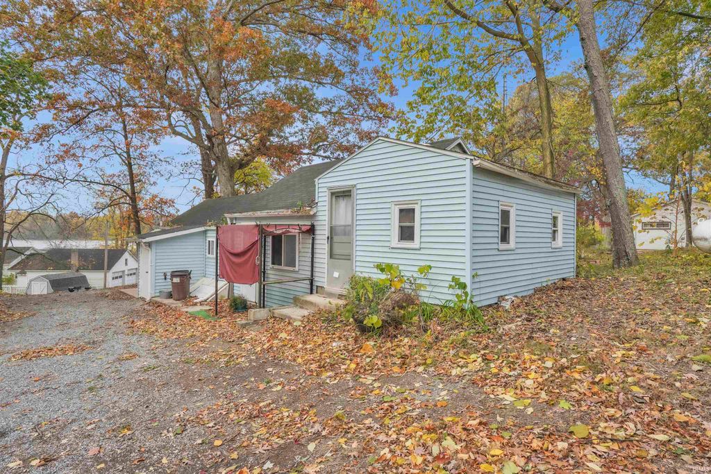 Photo of 3240 W Shoreline Drive, Columbia City, IN 46725 (MLS # 202545251)