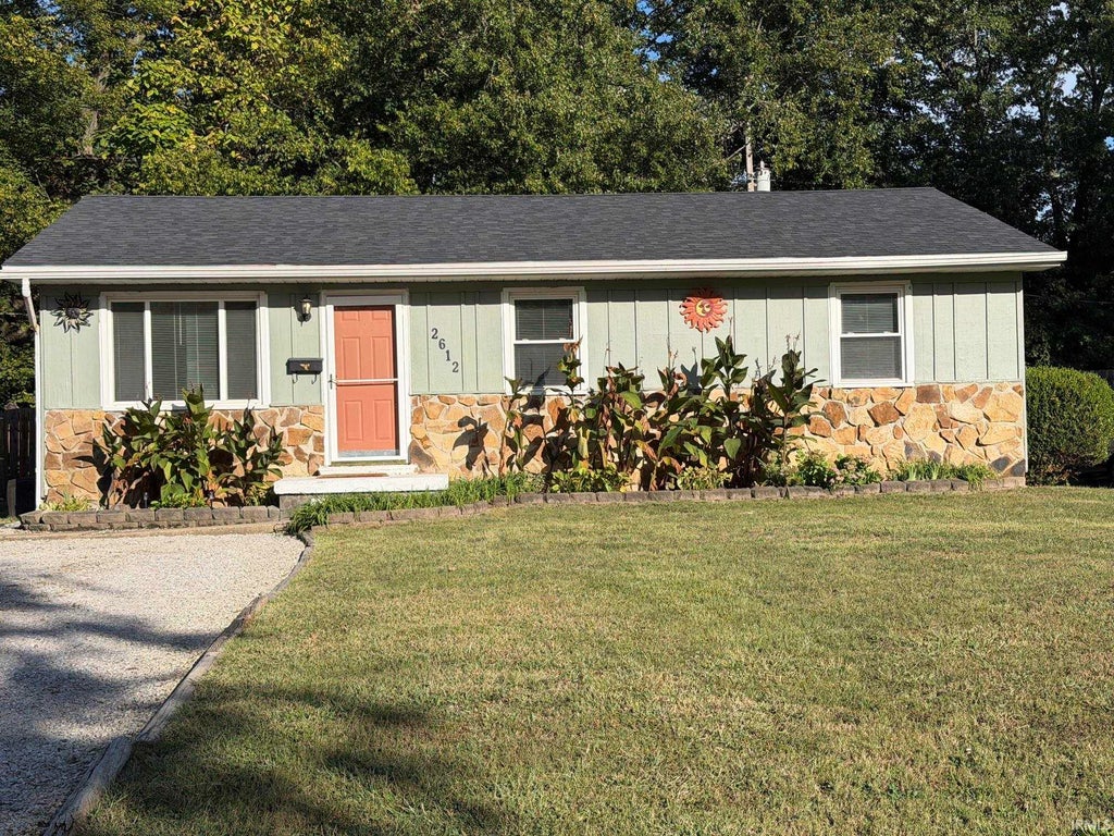 Photo of 2612 Hawthorne Avenue, Evansville, IN 47714 (MLS # 202641788)