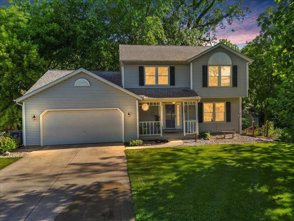 Photo of 208 S East Ridge Drive North DR, Warsaw, IN 46582 (MLS # 202622037)