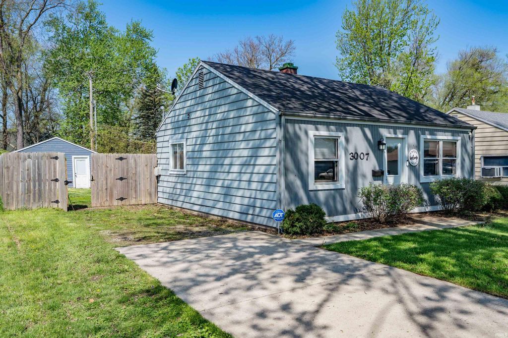 Photo of 3007 Kentucky Avenue, Fort Wayne, IN 46805 (MLS # 202615047)