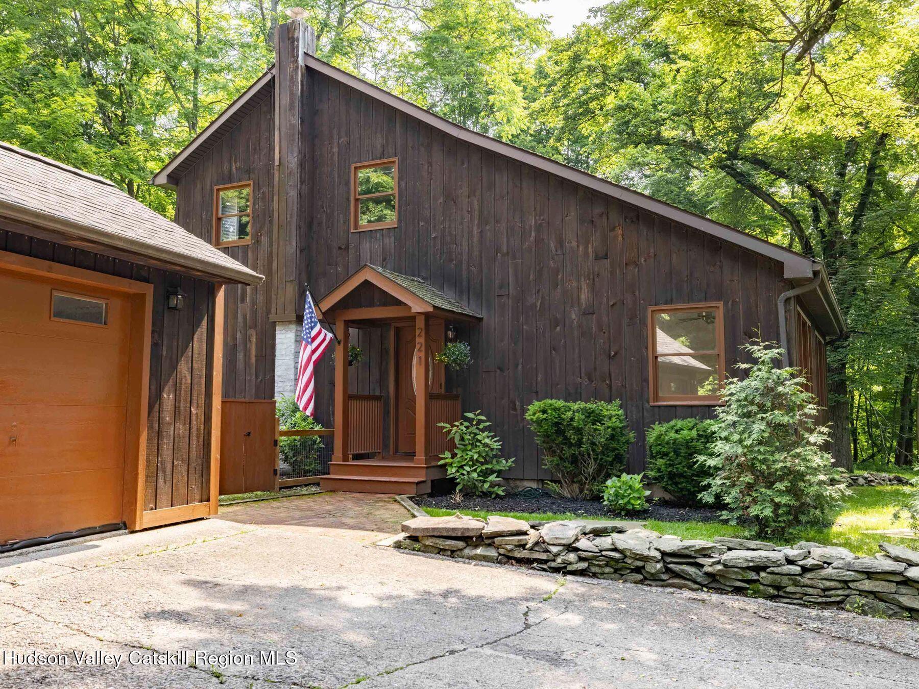 221 Cardinal Road, Hyde Park, New York - 3 Bedrooms  
2 Bathrooms  
6 Rooms - 