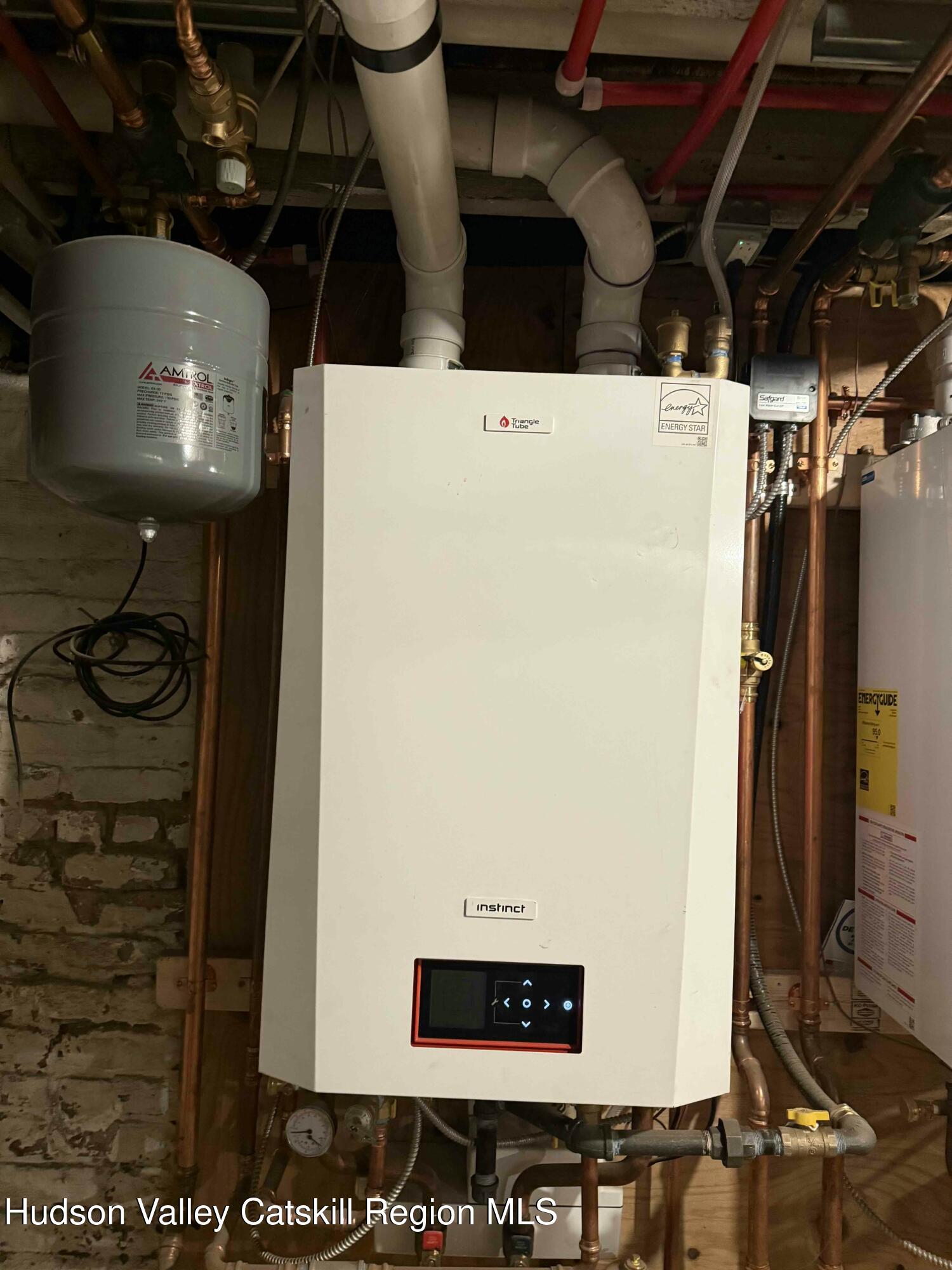 Kingston, New York 12401, United States, 5 Bedrooms Bedrooms, ,2 BathroomsBathrooms,Residential,Active,83809