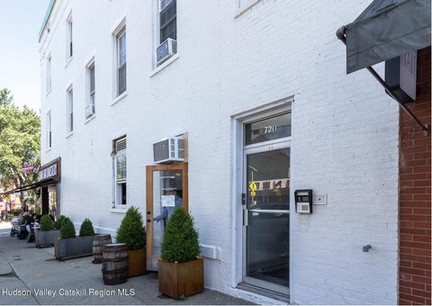 Apartment For Rent - 720-724 Warren Street #8<br/> Columbia County, Hudson, NY 12534