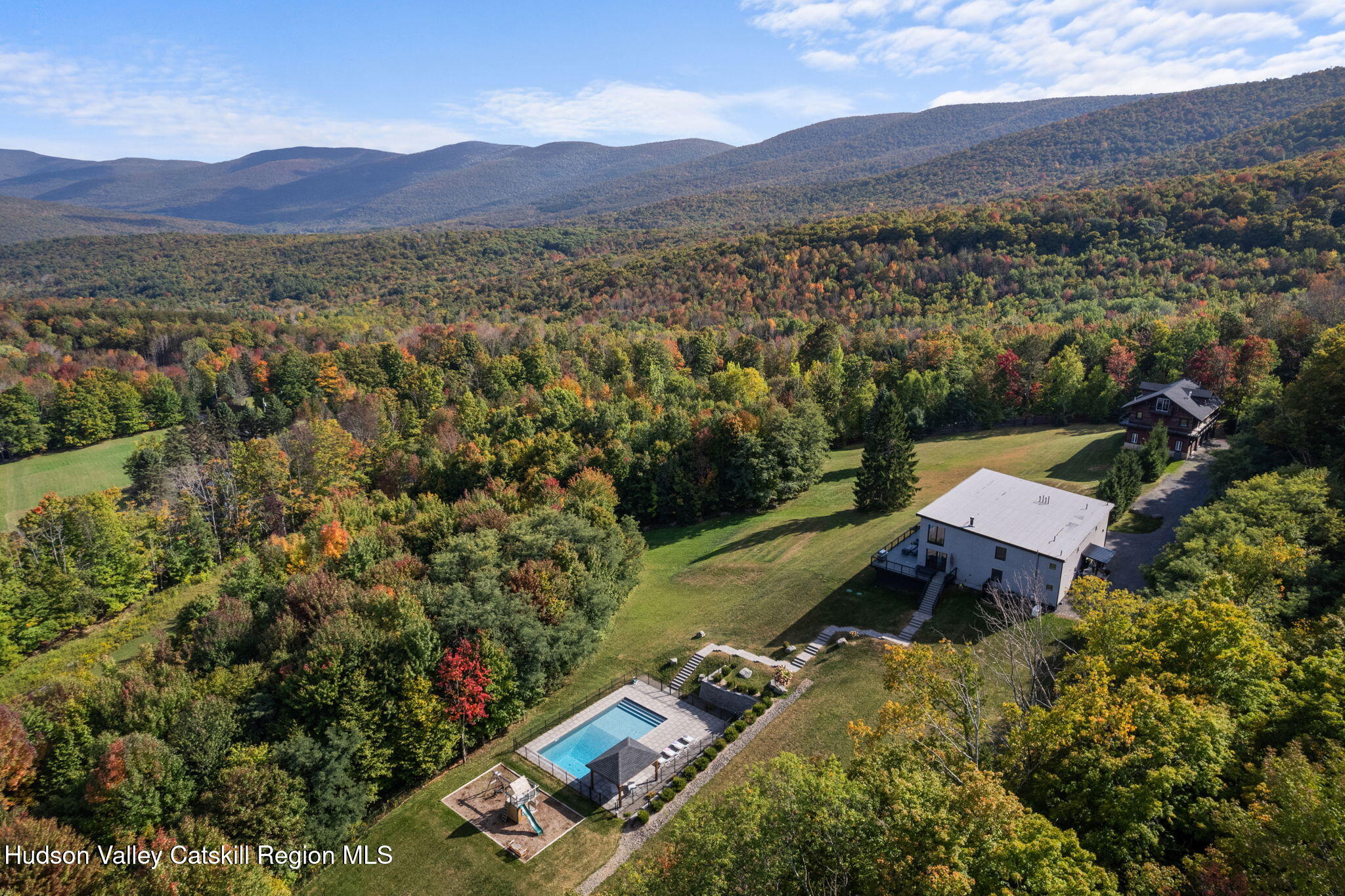 88 Minew Road, Lexington, New York - 6 Bedrooms  
8 Bathrooms  
11 Rooms - 