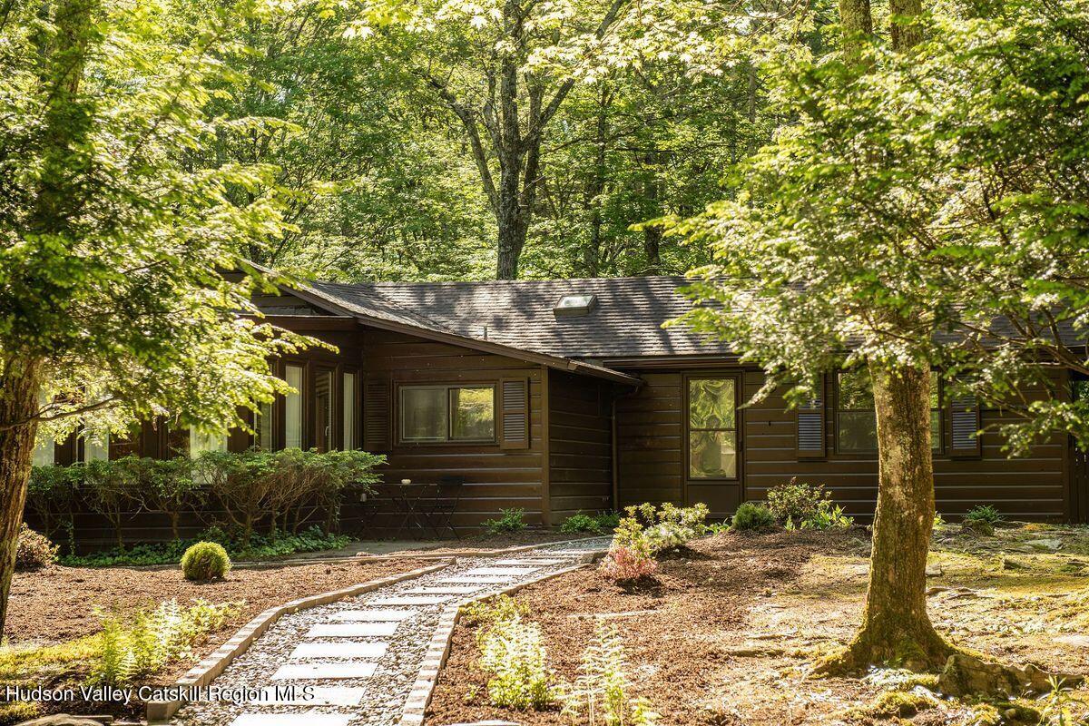 276 Chestnut Hill Road, Woodstock, New York - 2 Bedrooms  
1 Bathrooms  
6 Rooms - 