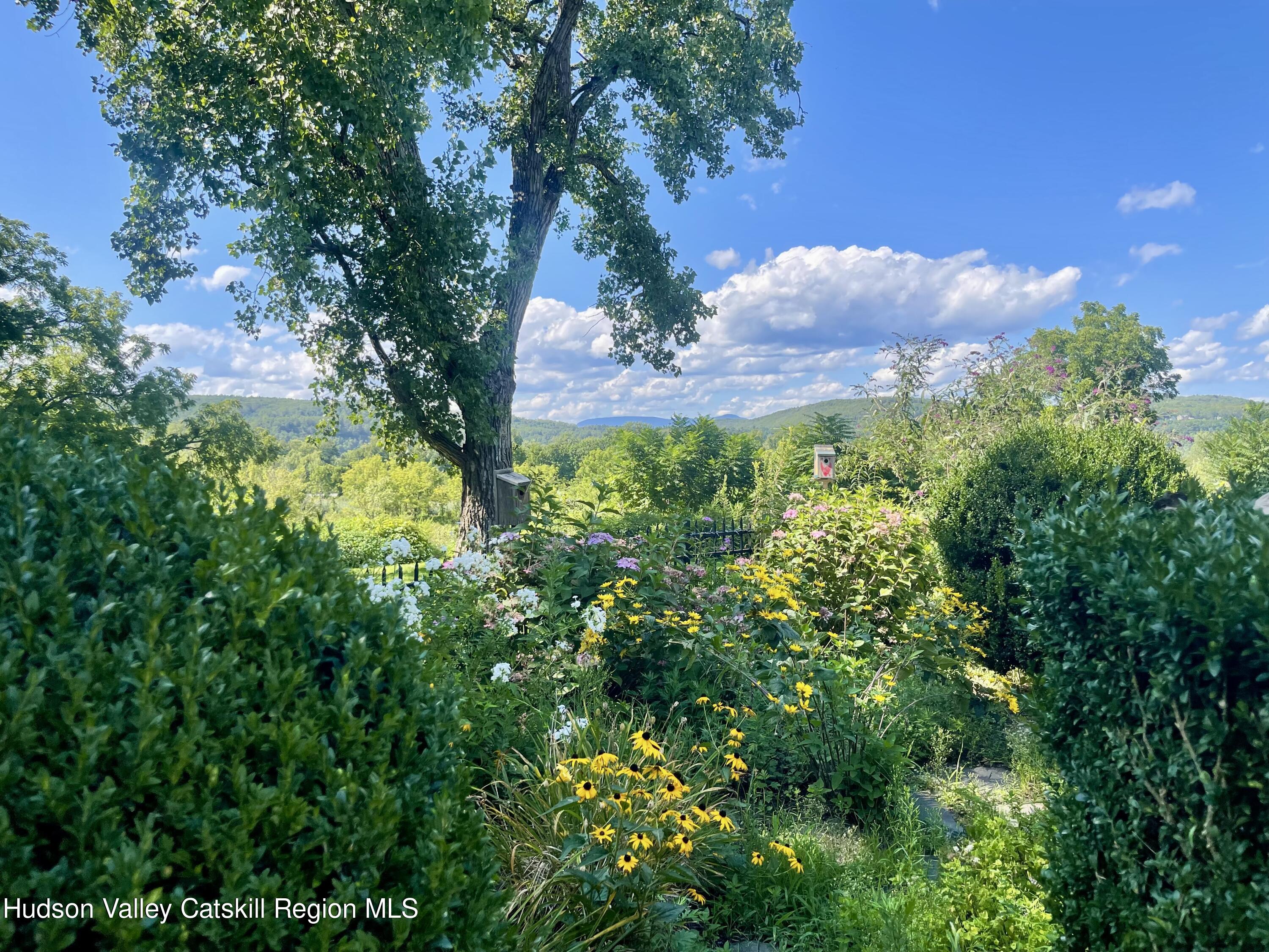 Hurley, New York 12443, United States, 5 Bedrooms Bedrooms, ,4 BathroomsBathrooms,Residential,Pending,47035