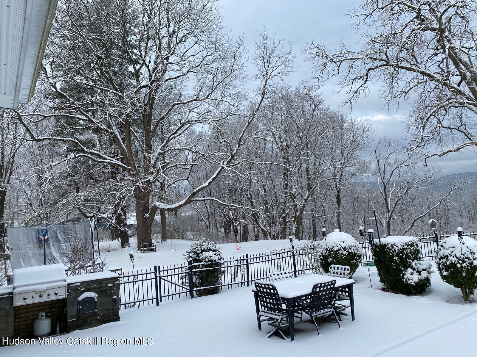 Hurley, New York 12443, United States, 5 Bedrooms Bedrooms, ,4 BathroomsBathrooms,Residential,Pending,47035