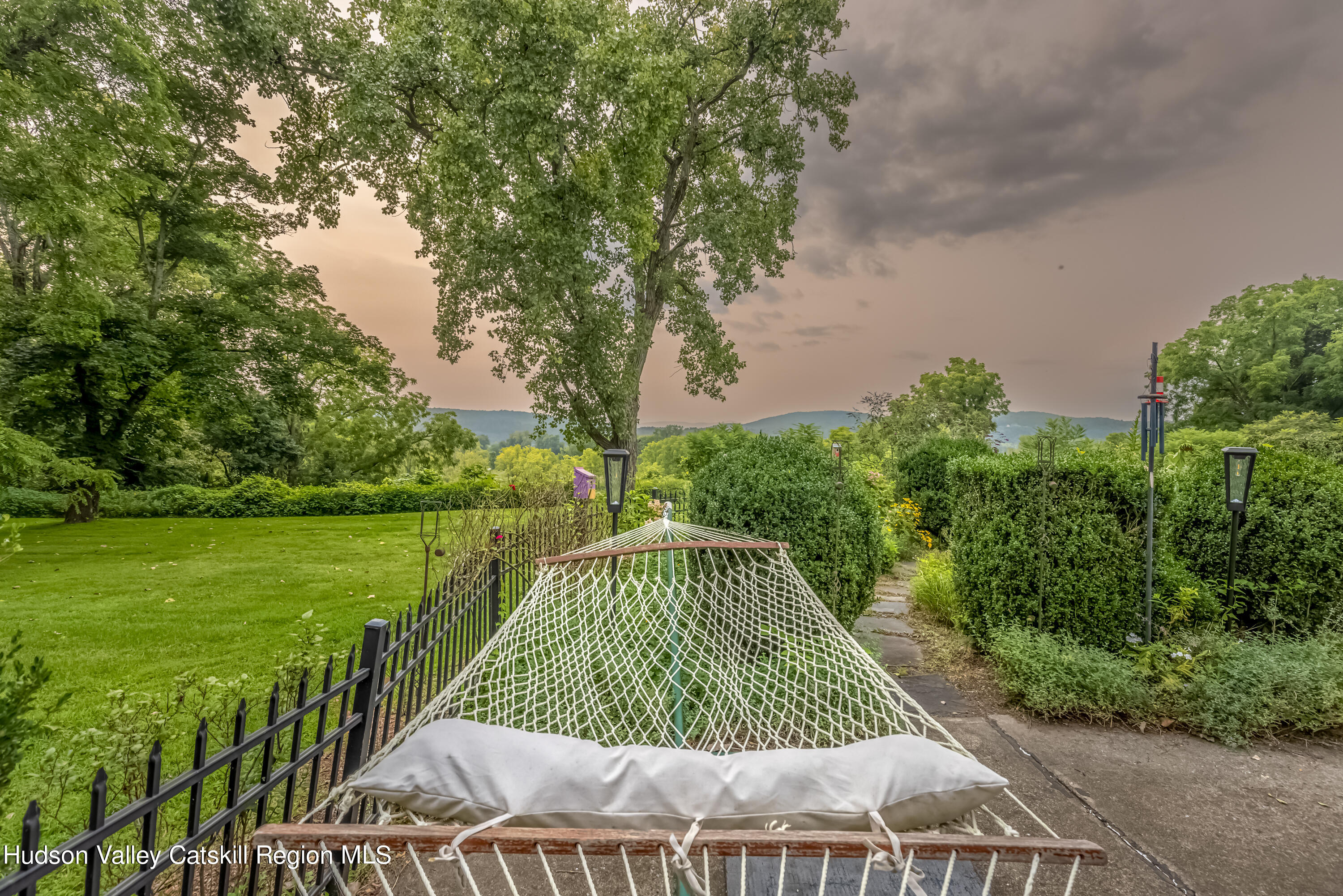 Hurley, New York 12443, United States, 5 Bedrooms Bedrooms, ,4 BathroomsBathrooms,Residential,Pending,47035