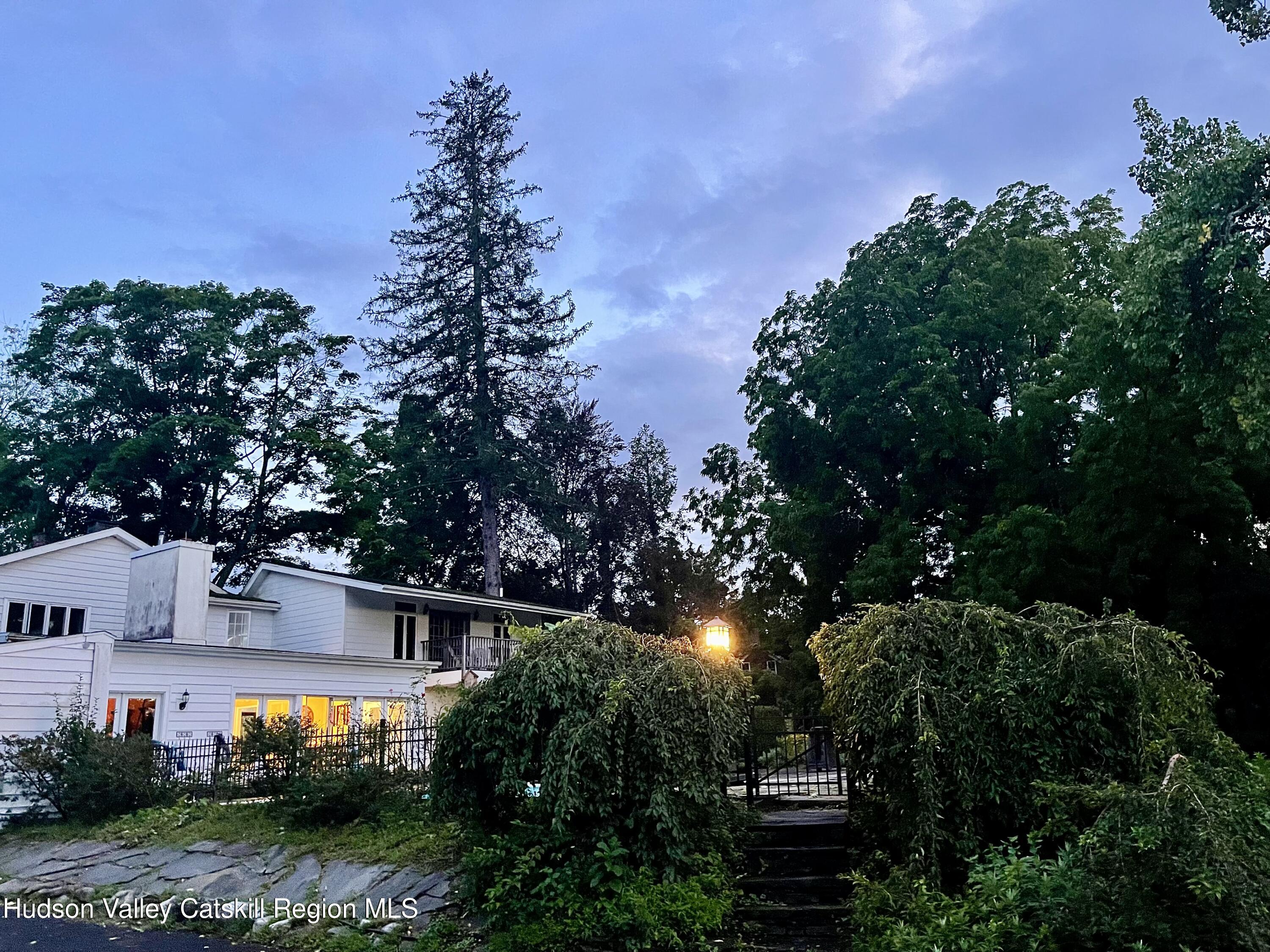 Hurley, New York 12443, United States, 5 Bedrooms Bedrooms, ,4 BathroomsBathrooms,Residential,Pending,47035