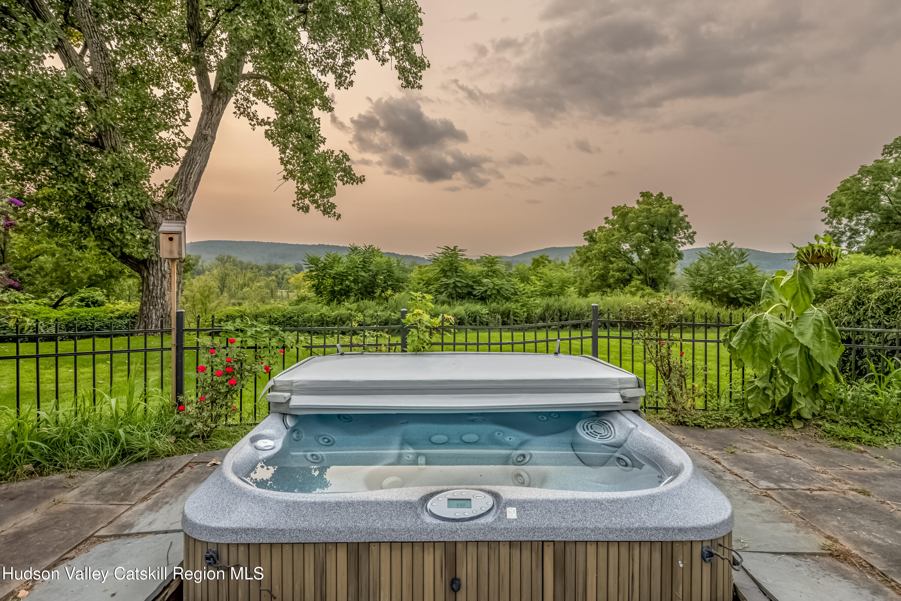 Hurley, New York 12443, United States, 5 Bedrooms Bedrooms, ,4 BathroomsBathrooms,Residential,Pending,47035