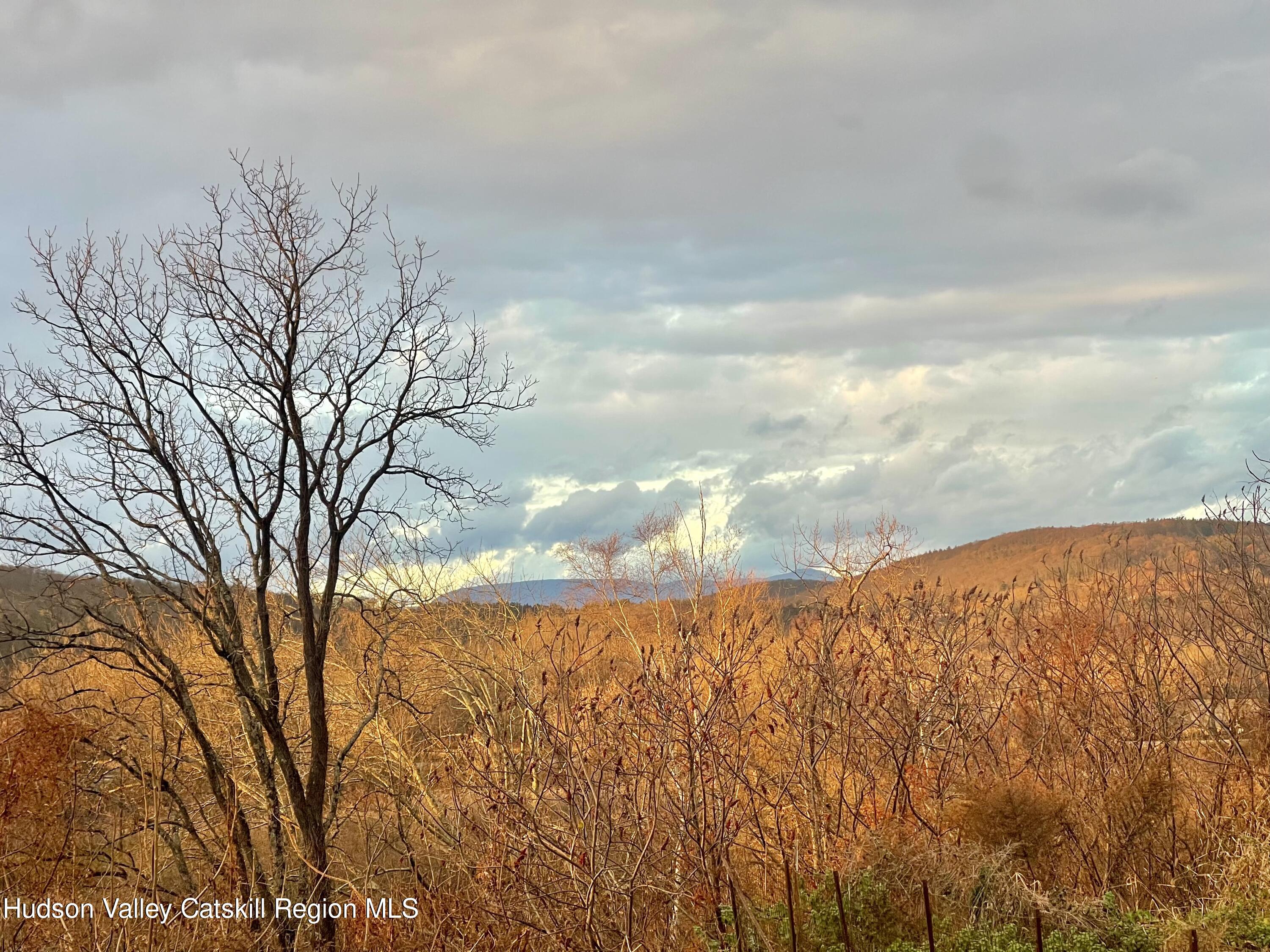 Hurley, New York 12443, United States, 5 Bedrooms Bedrooms, ,4 BathroomsBathrooms,Residential,Pending,47035