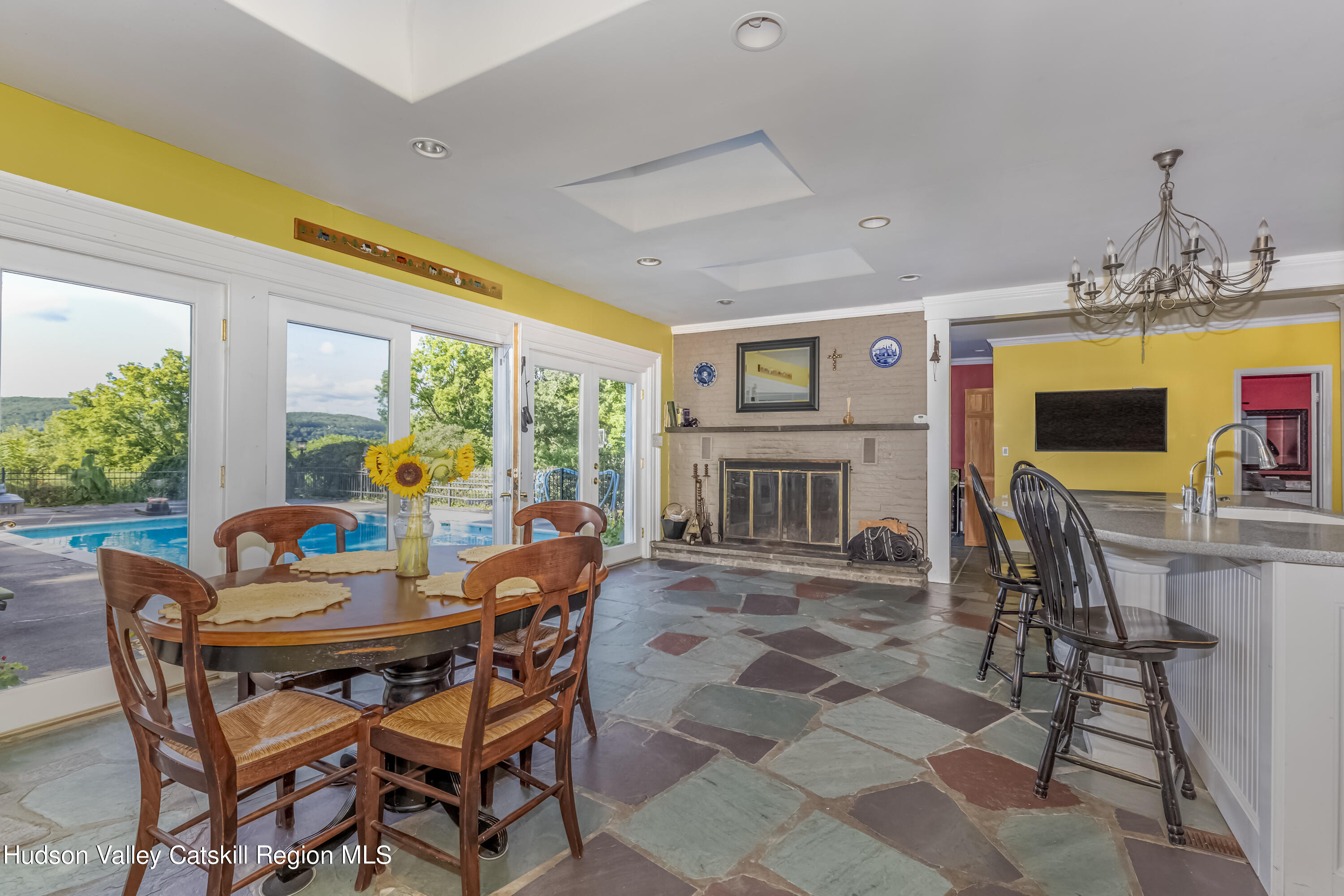 Hurley, New York 12443, United States, 5 Bedrooms Bedrooms, ,4 BathroomsBathrooms,Residential,Pending,47035