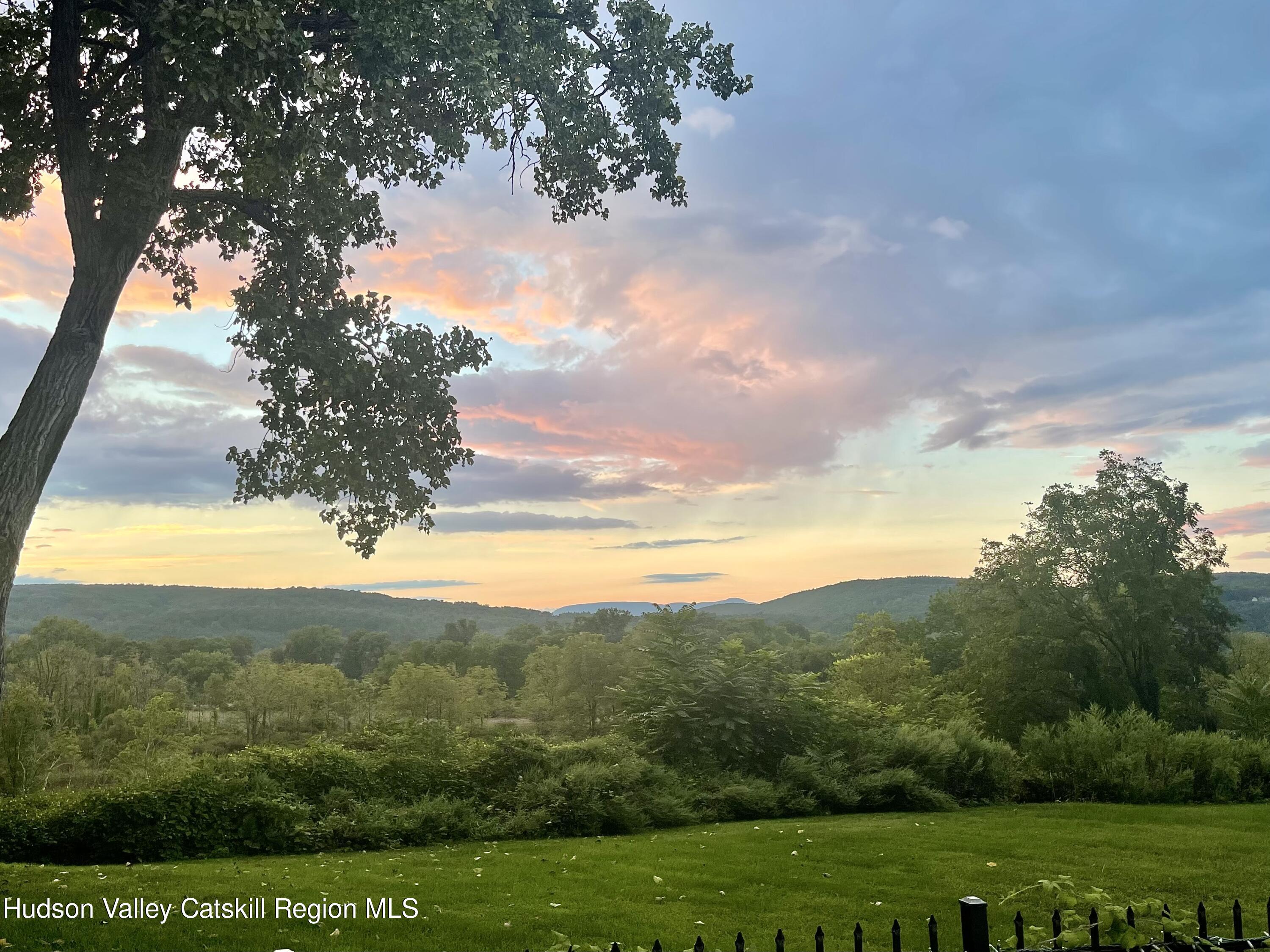 Hurley, New York 12443, United States, 5 Bedrooms Bedrooms, ,4 BathroomsBathrooms,Residential,Pending,47035