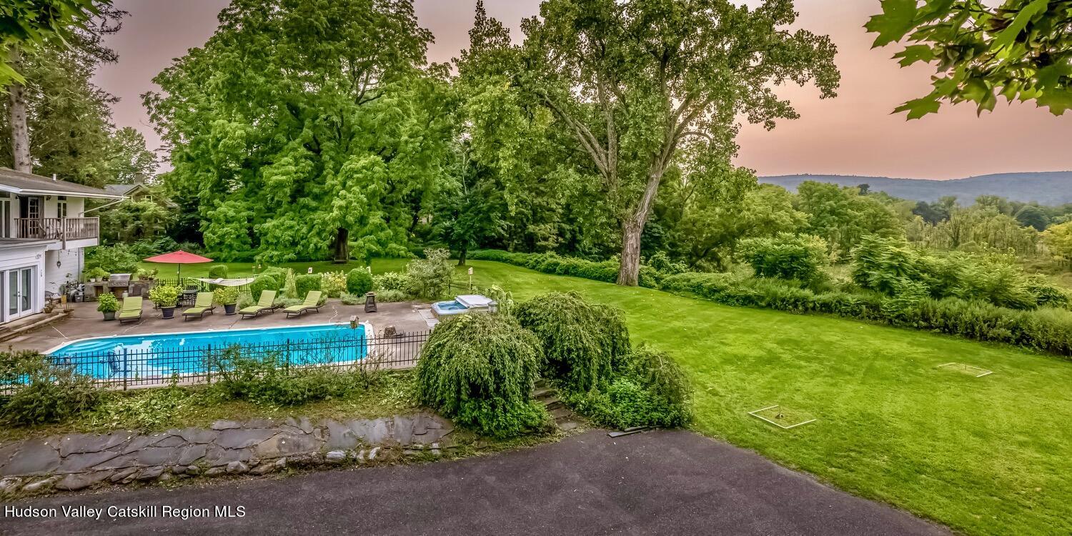 Hurley, New York 12443, United States, 5 Bedrooms Bedrooms, ,4 BathroomsBathrooms,Residential,Pending,47035