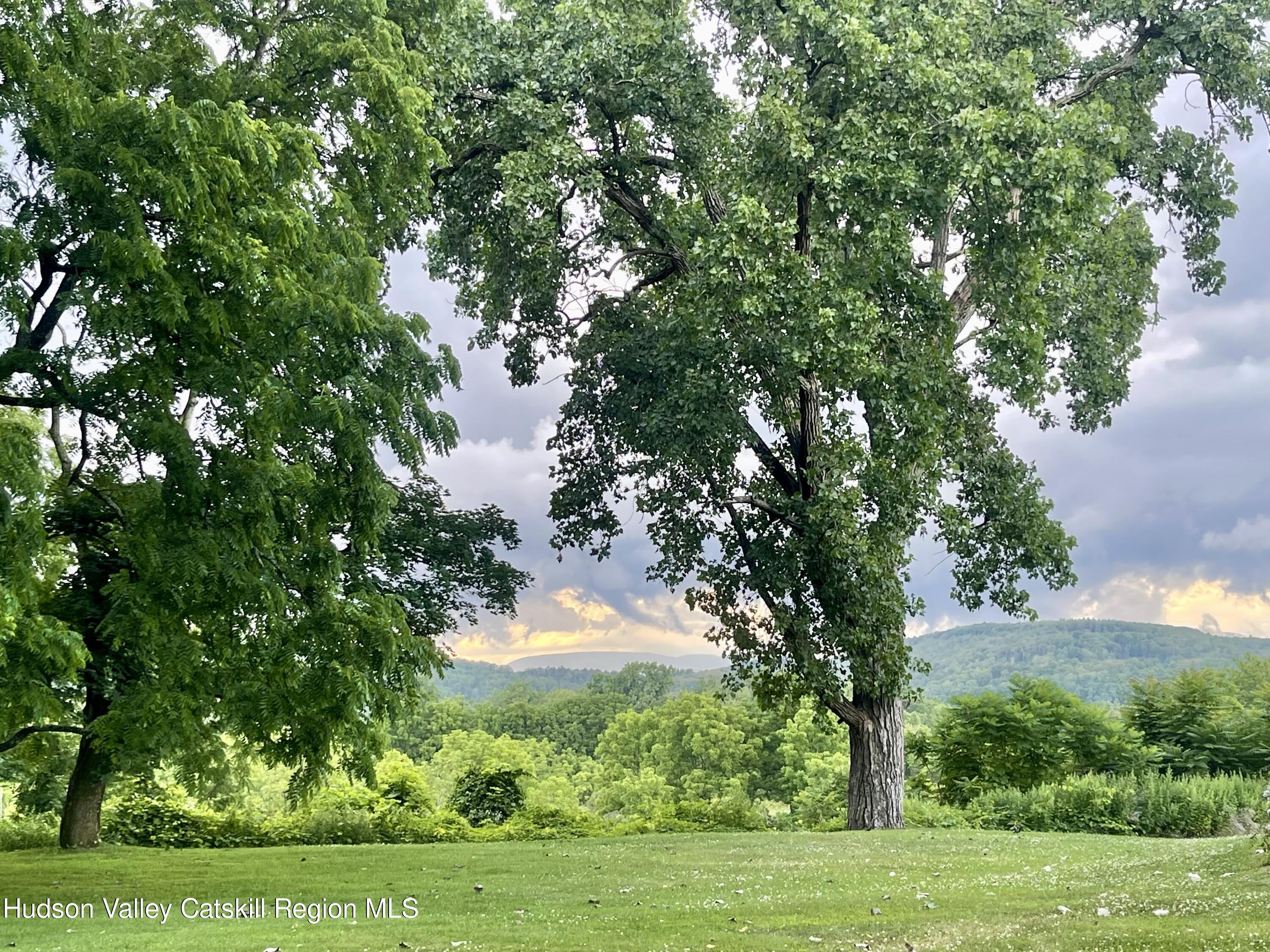 Hurley, New York 12443, United States, 5 Bedrooms Bedrooms, ,4 BathroomsBathrooms,Residential,Pending,47035