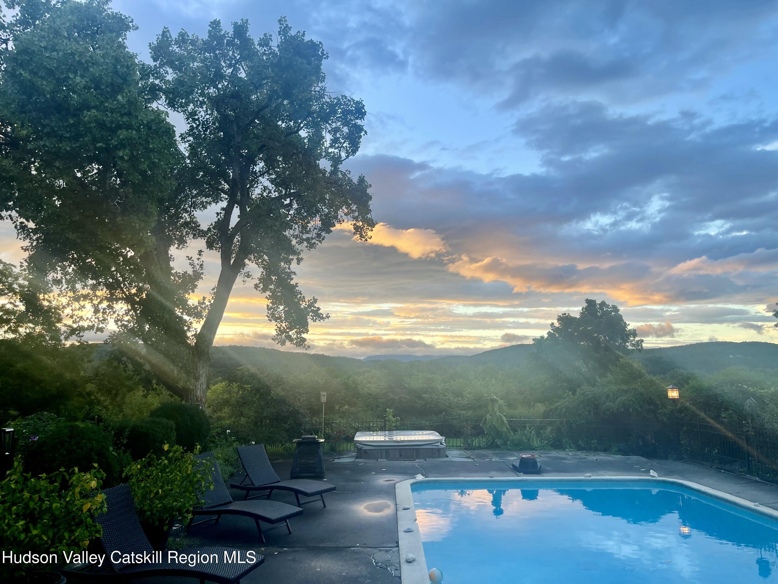 Hurley, New York 12443, United States, 5 Bedrooms Bedrooms, ,4 BathroomsBathrooms,Residential,Pending,47035