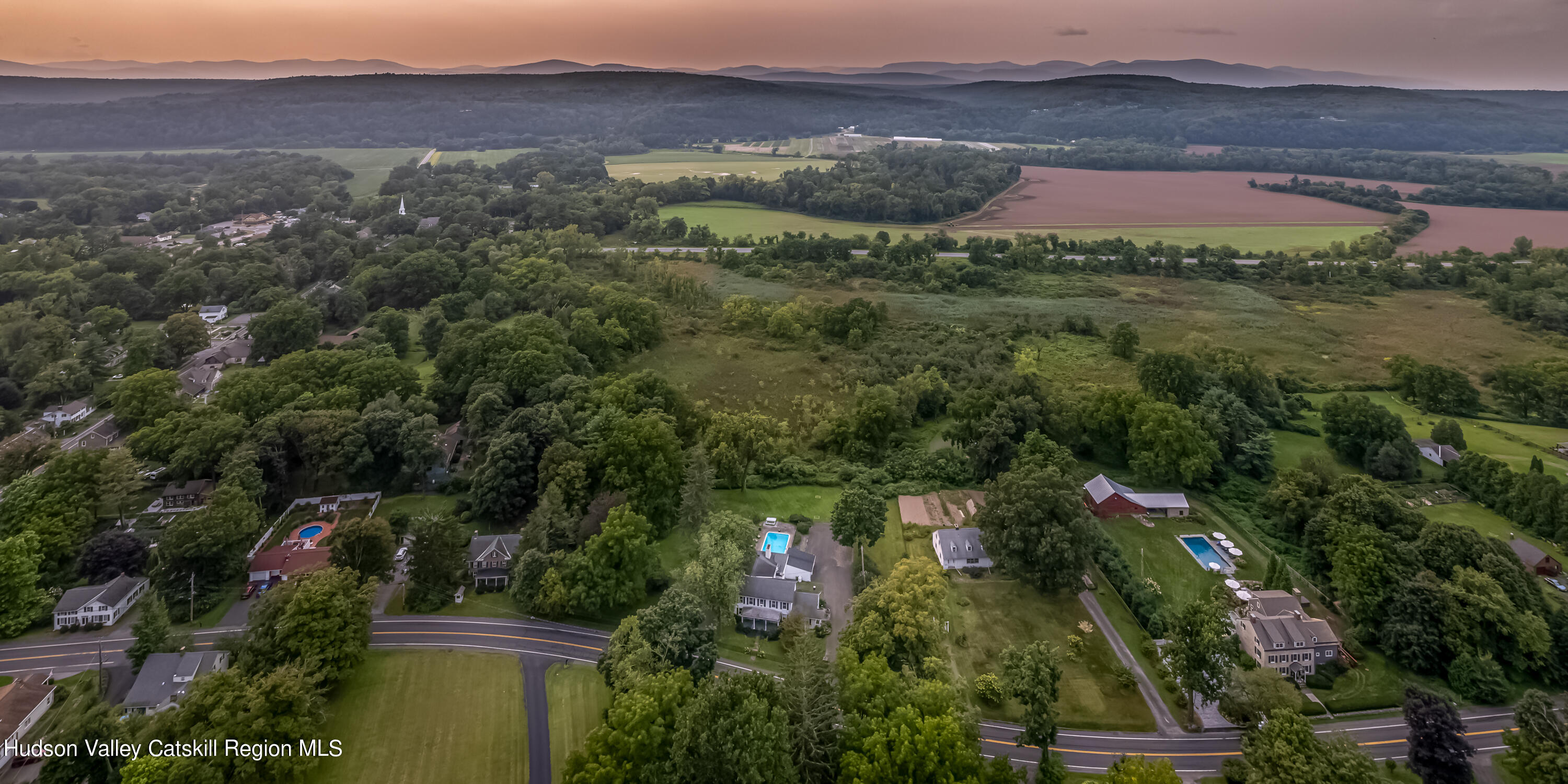 Hurley, New York 12443, United States, 5 Bedrooms Bedrooms, ,4 BathroomsBathrooms,Residential,Pending,47035