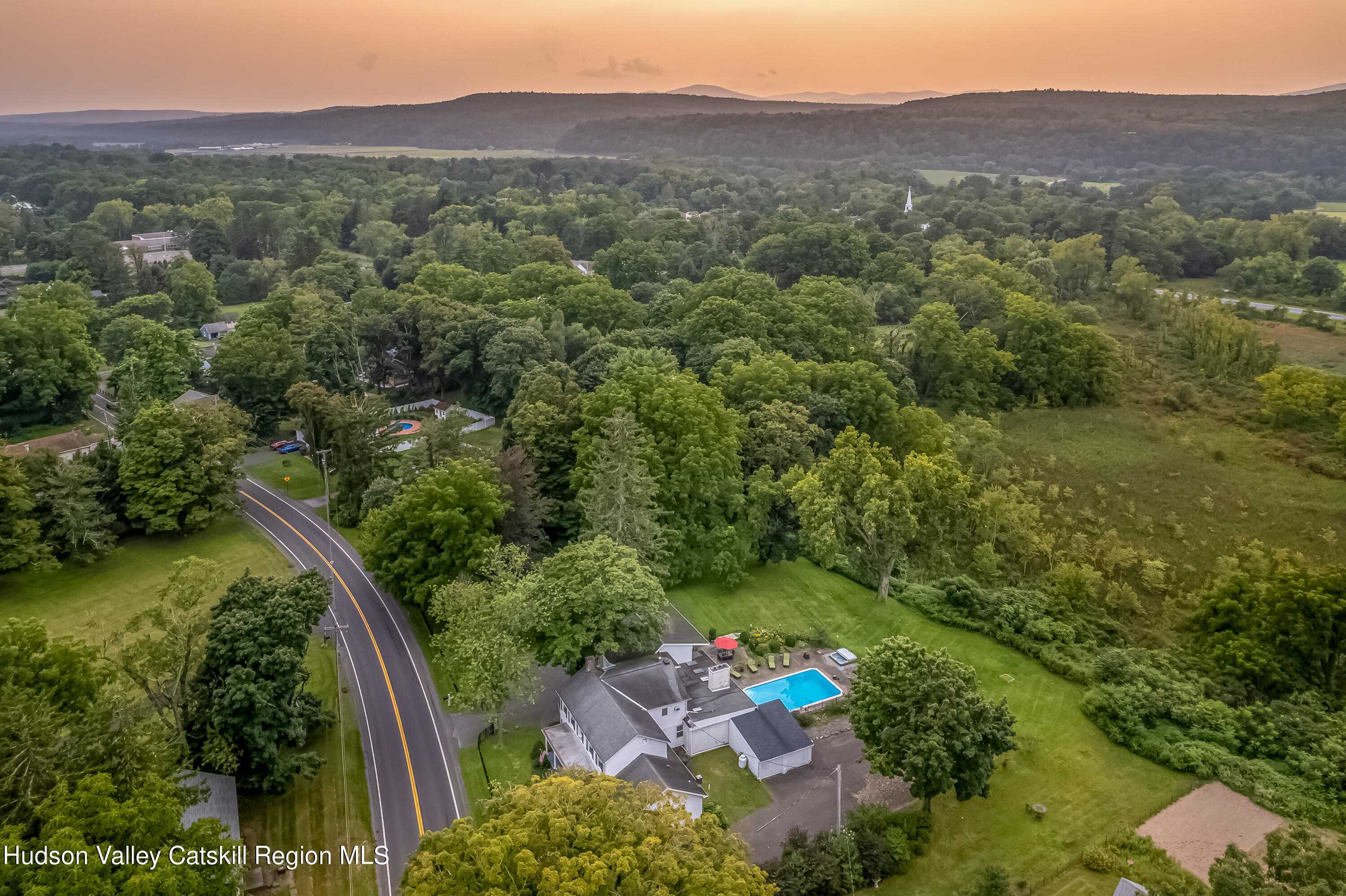 Hurley, New York 12443, United States, 5 Bedrooms Bedrooms, ,4 BathroomsBathrooms,Residential,Pending,47035
