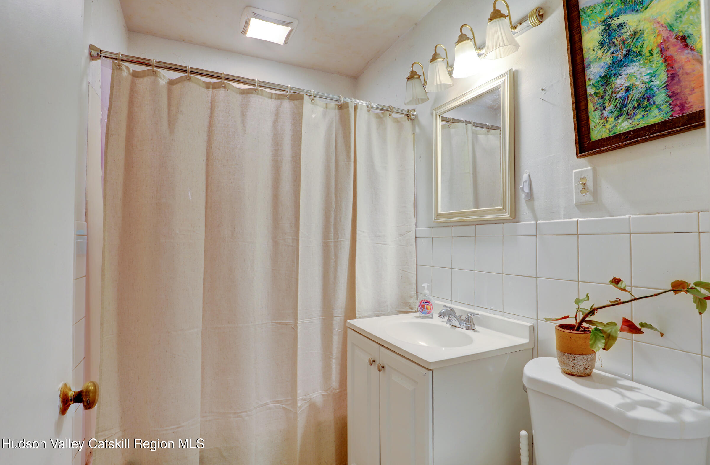 Kingston, New York 12401, United States, 2 Bedrooms Bedrooms, ,1 BathroomBathrooms,Residential,Pending,28525