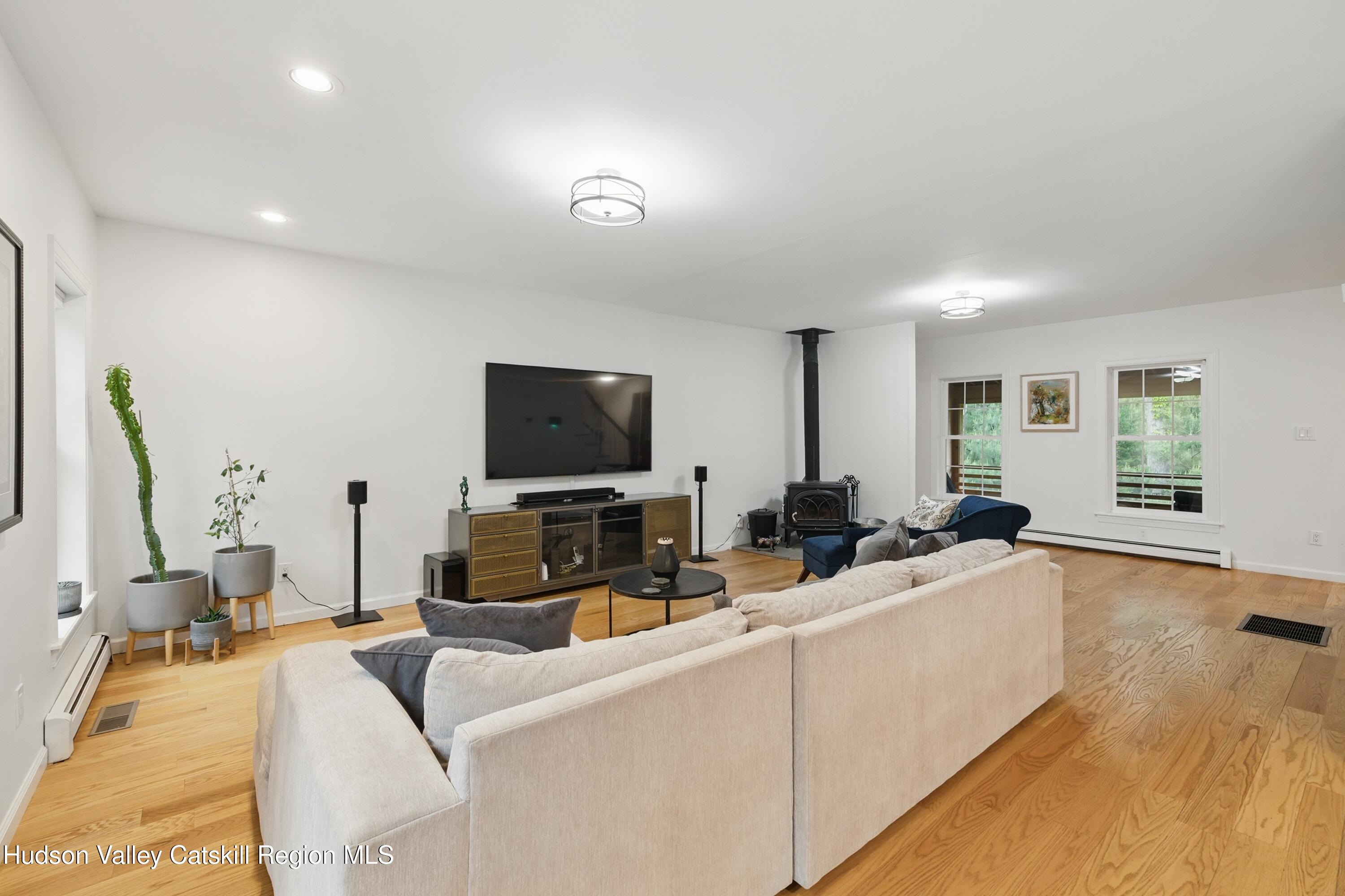 Hurley, New York 12443, United States, 4 Bedrooms Bedrooms, ,3 BathroomsBathrooms,Residential,Pending,135785