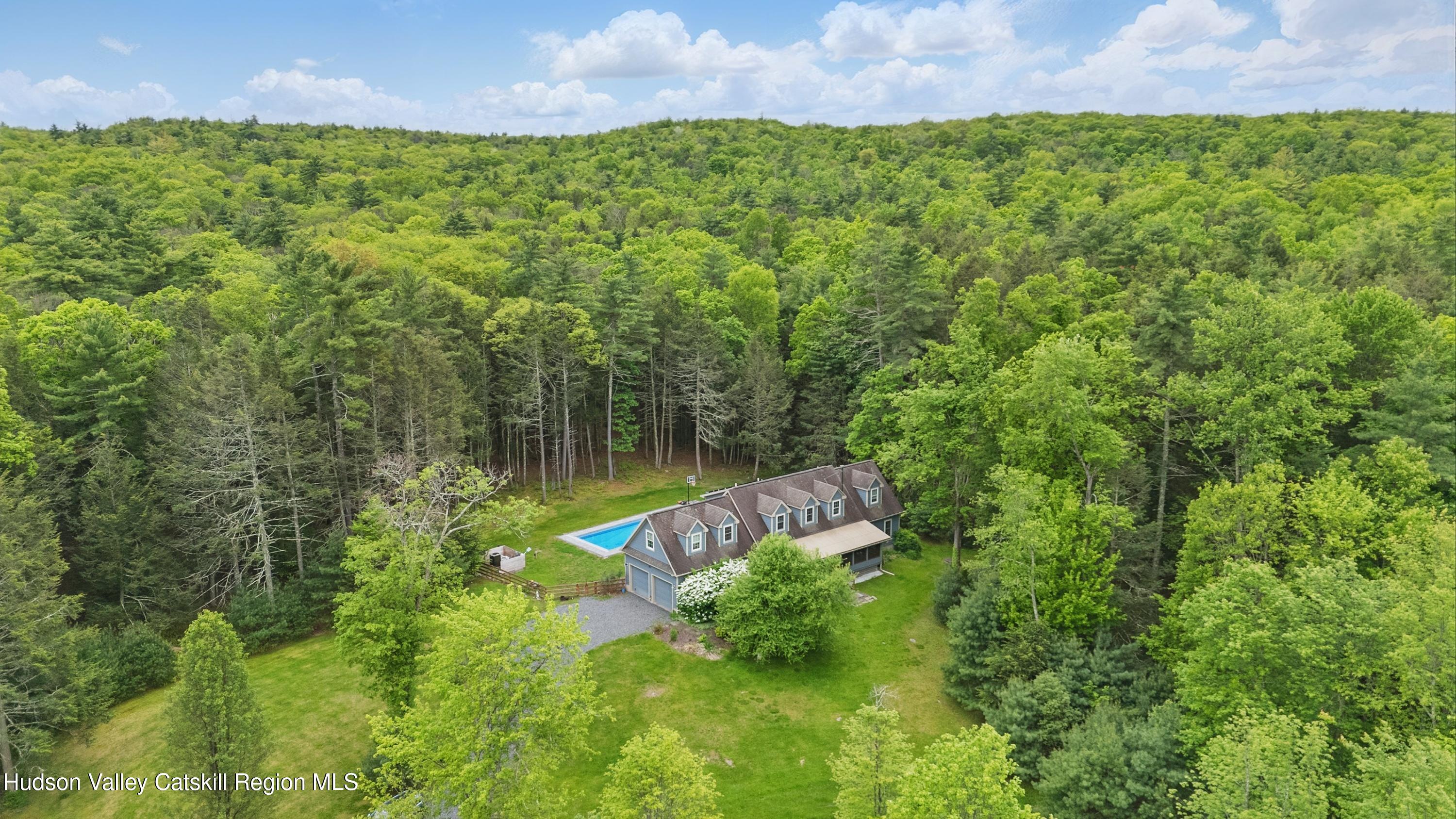 Hurley, New York 12443, United States, 4 Bedrooms Bedrooms, ,3 BathroomsBathrooms,Residential,Pending,135785