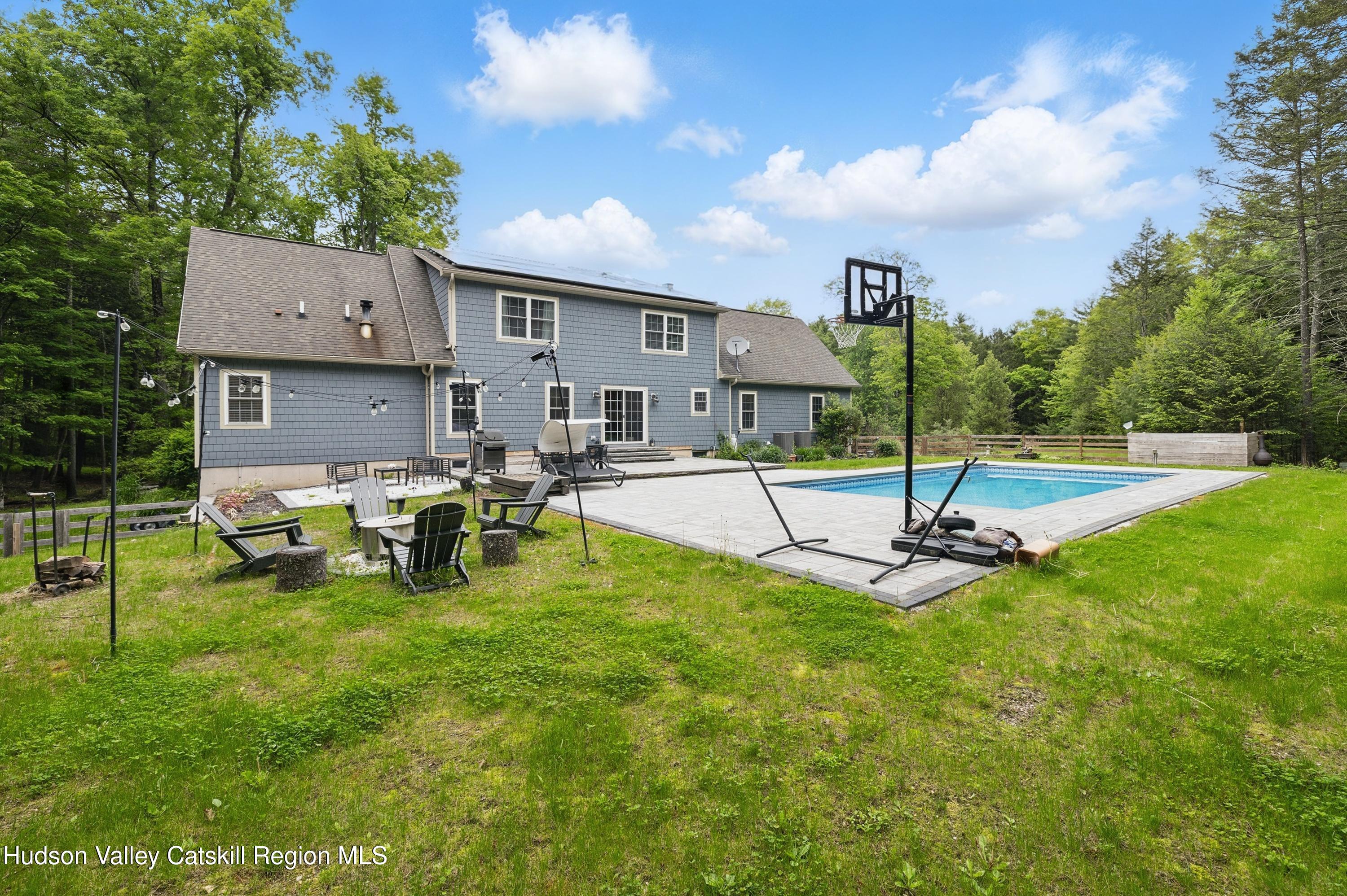Hurley, New York 12443, United States, 4 Bedrooms Bedrooms, ,3 BathroomsBathrooms,Residential,Pending,135785