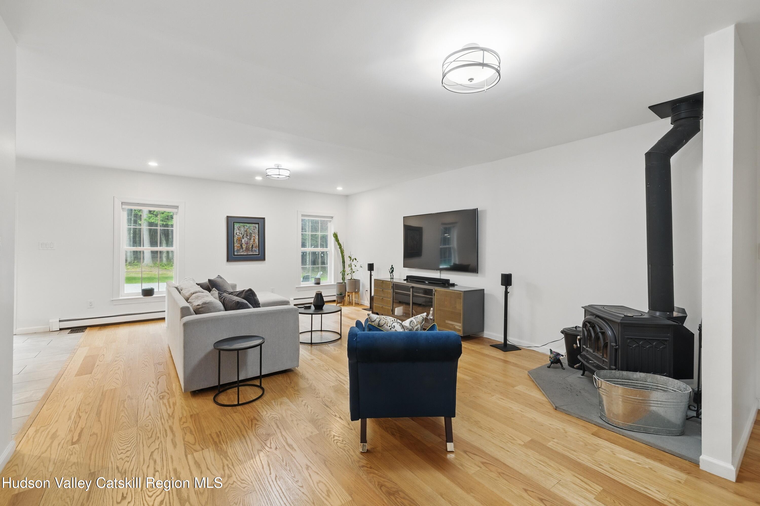 Hurley, New York 12443, United States, 4 Bedrooms Bedrooms, ,3 BathroomsBathrooms,Residential,Pending,135785