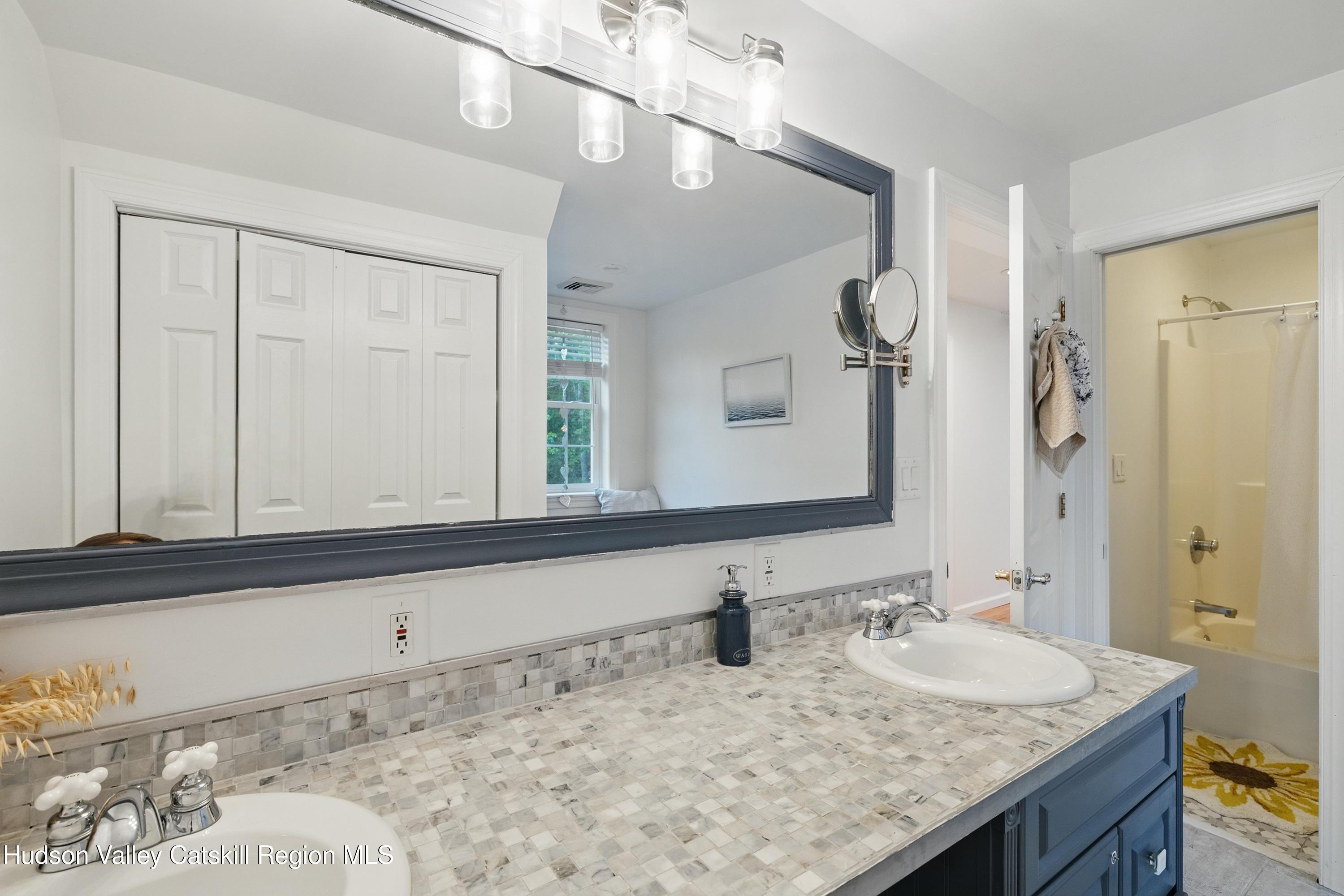 Hurley, New York 12443, United States, 4 Bedrooms Bedrooms, ,3 BathroomsBathrooms,Residential,Pending,135785