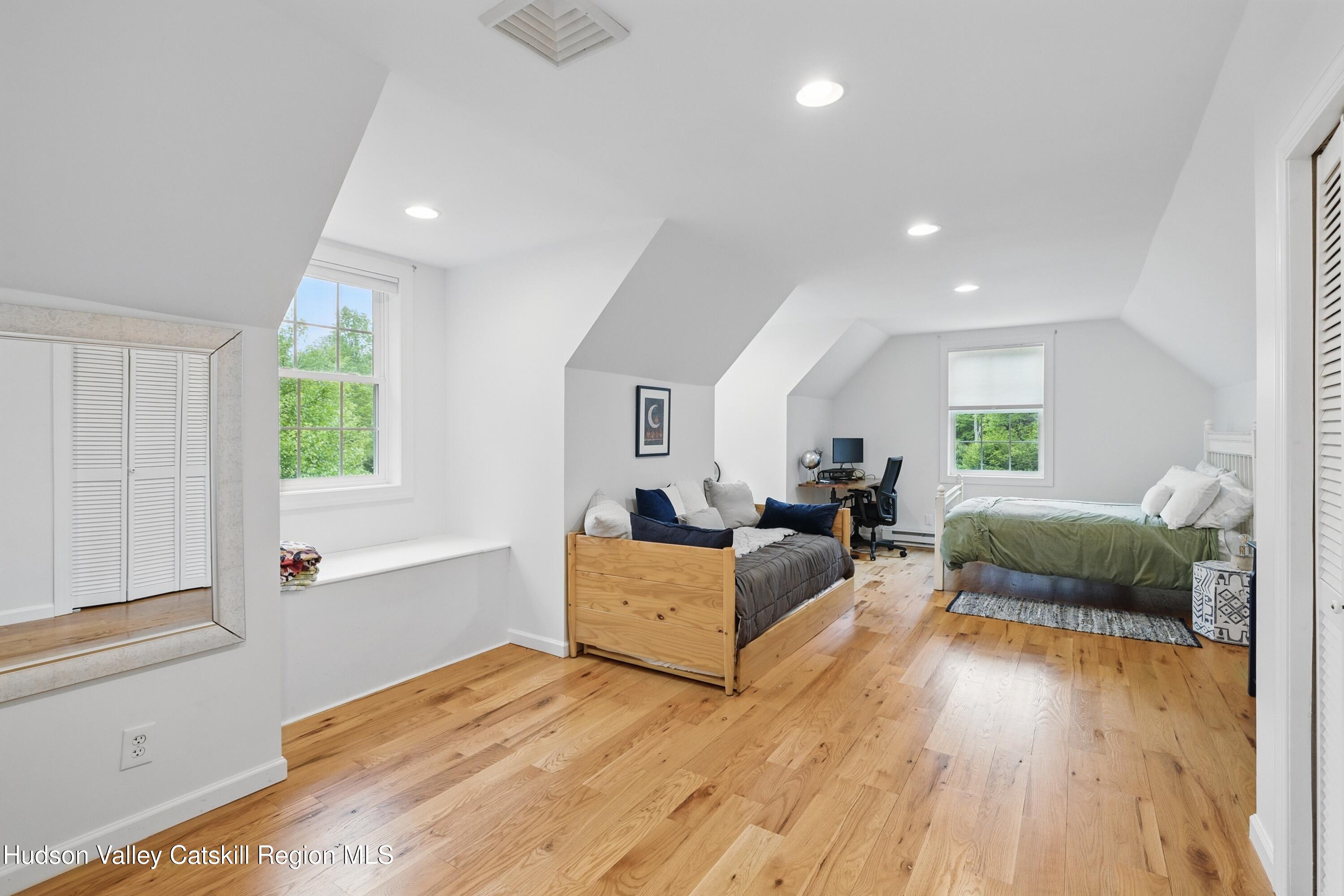 Hurley, New York 12443, United States, 4 Bedrooms Bedrooms, ,3 BathroomsBathrooms,Residential,Pending,135785