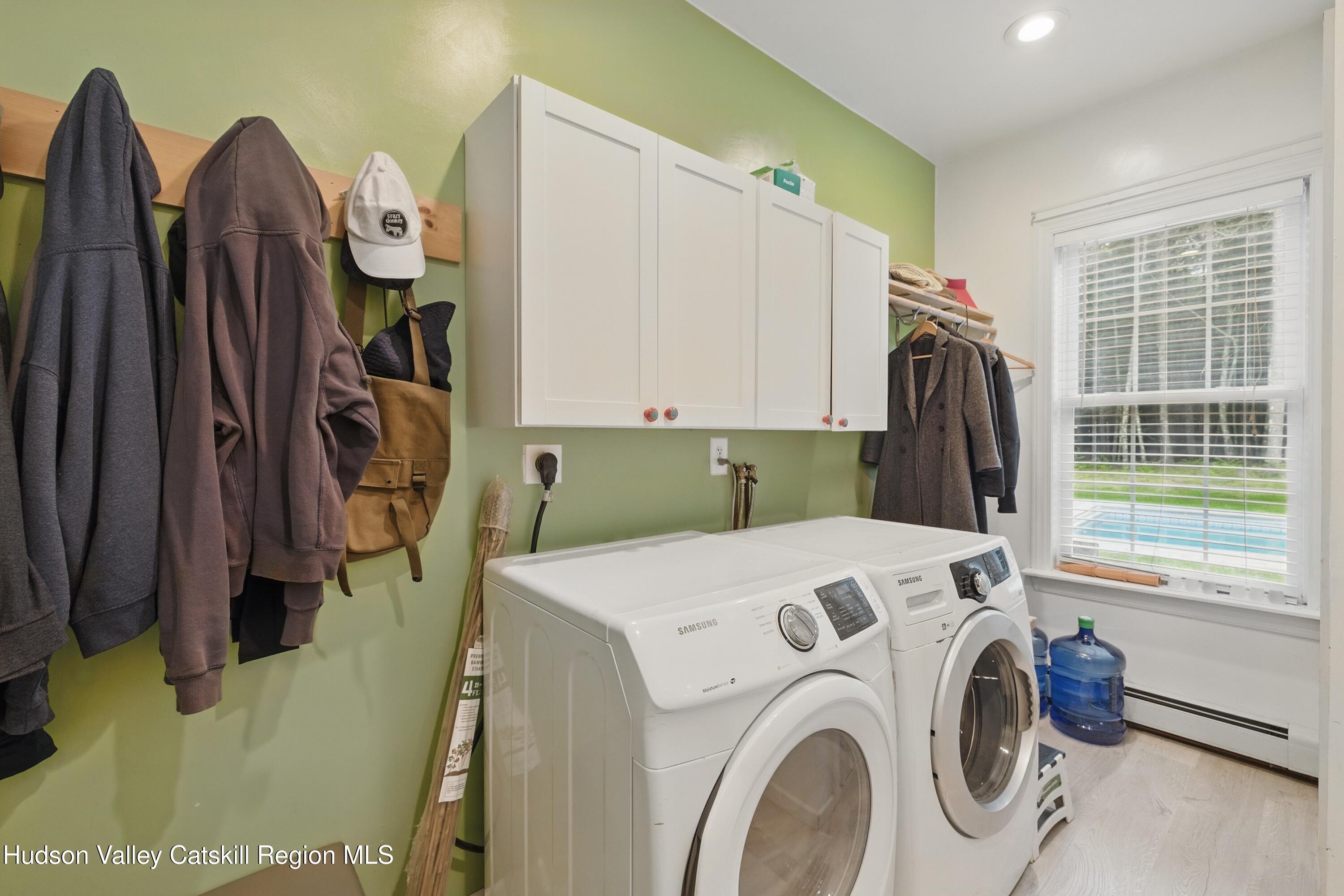 Hurley, New York 12443, United States, 4 Bedrooms Bedrooms, ,3 BathroomsBathrooms,Residential,Pending,135785