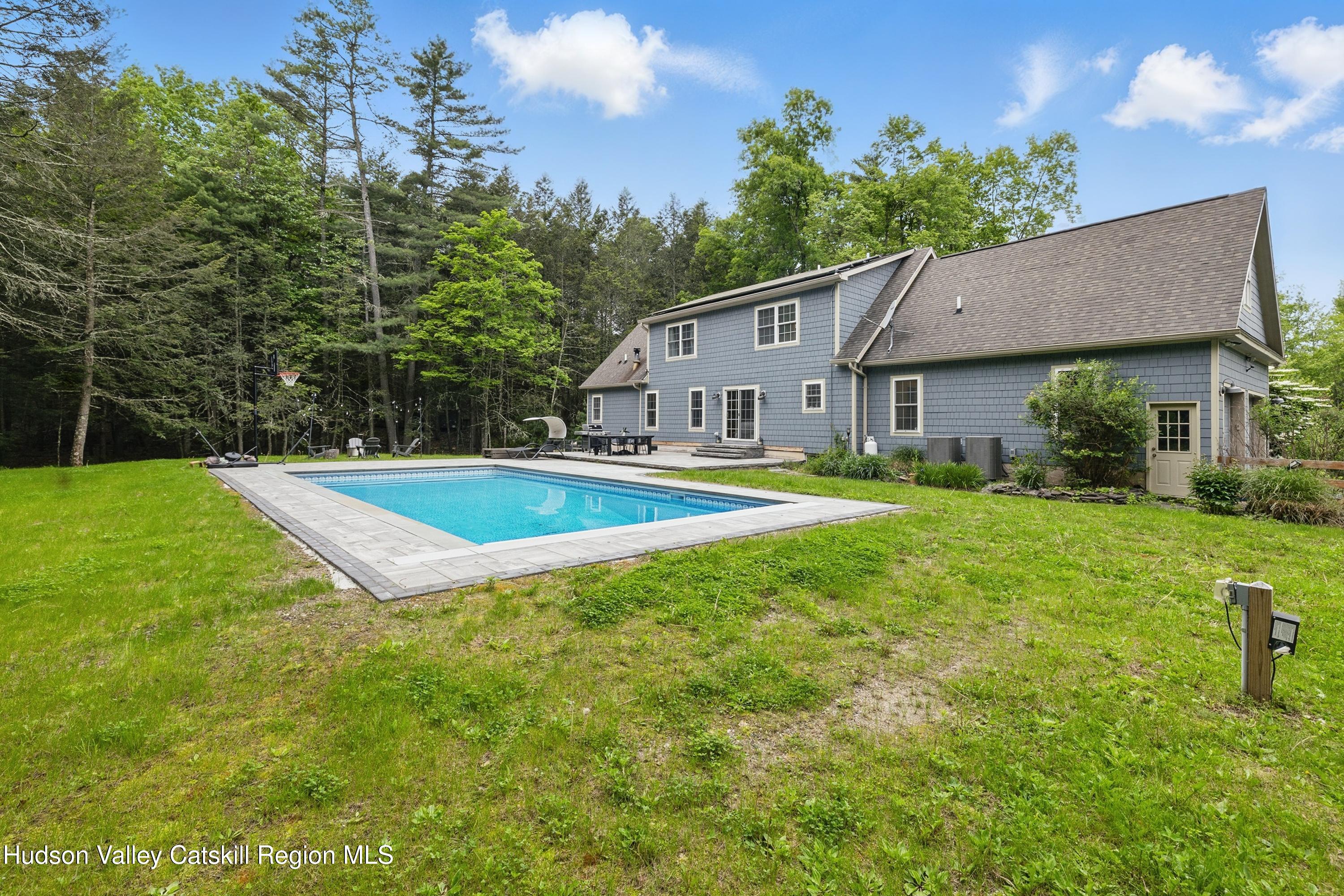 Hurley, New York 12443, United States, 4 Bedrooms Bedrooms, ,3 BathroomsBathrooms,Residential,Pending,135785