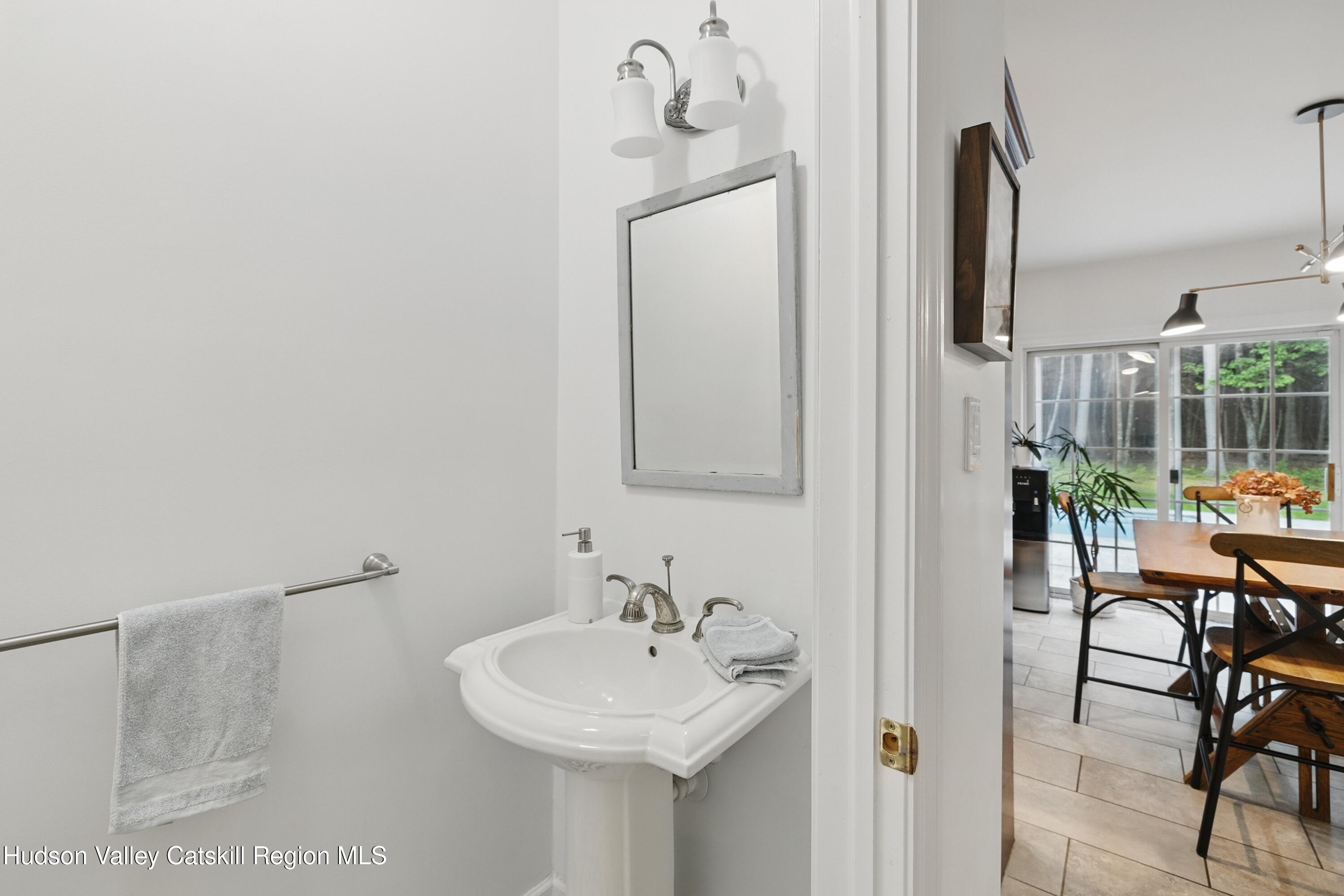 Hurley, New York 12443, United States, 4 Bedrooms Bedrooms, ,3 BathroomsBathrooms,Residential,Pending,135785