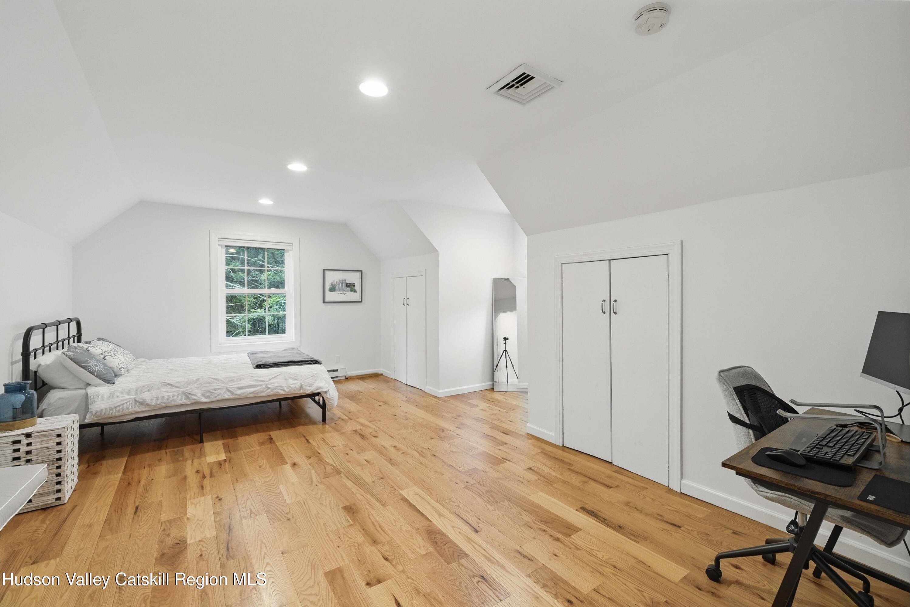 Hurley, New York 12443, United States, 4 Bedrooms Bedrooms, ,3 BathroomsBathrooms,Residential,Pending,135785