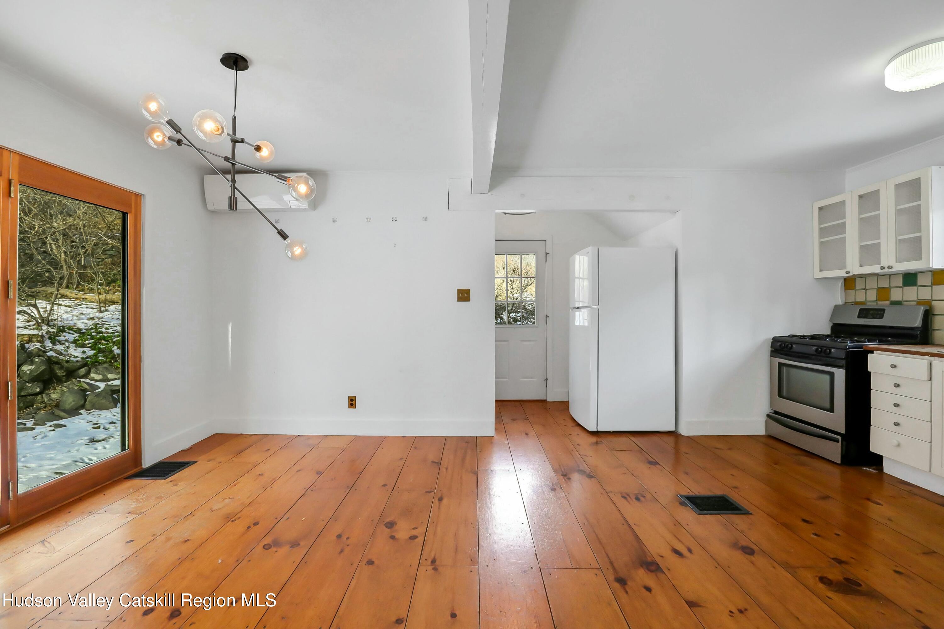 Kingston, New York 12401, United States, 2 Bedrooms Bedrooms, ,1 BathroomBathrooms,Residential,Pending,20906