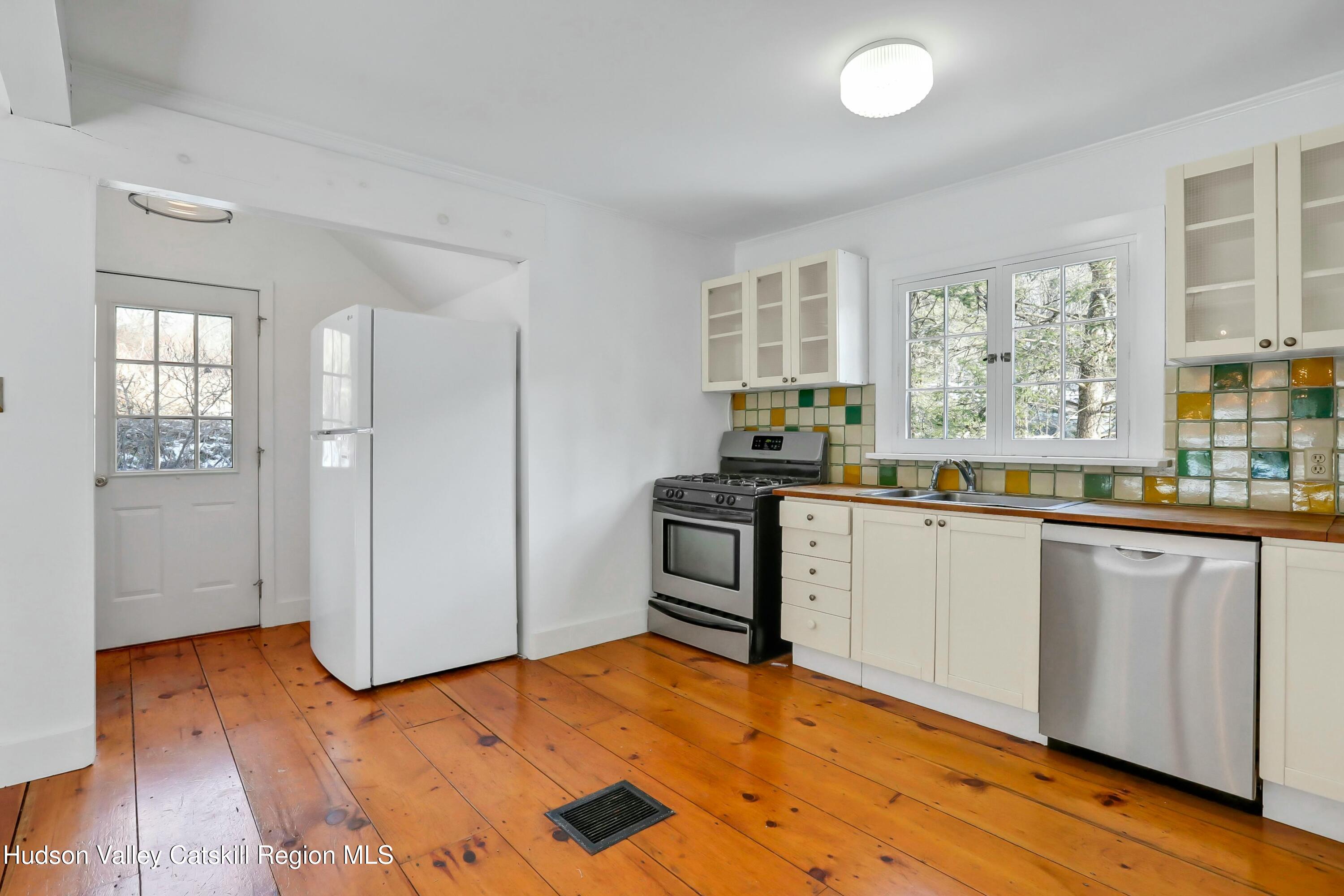 Kingston, New York 12401, United States, 2 Bedrooms Bedrooms, ,1 BathroomBathrooms,Residential,Pending,20906