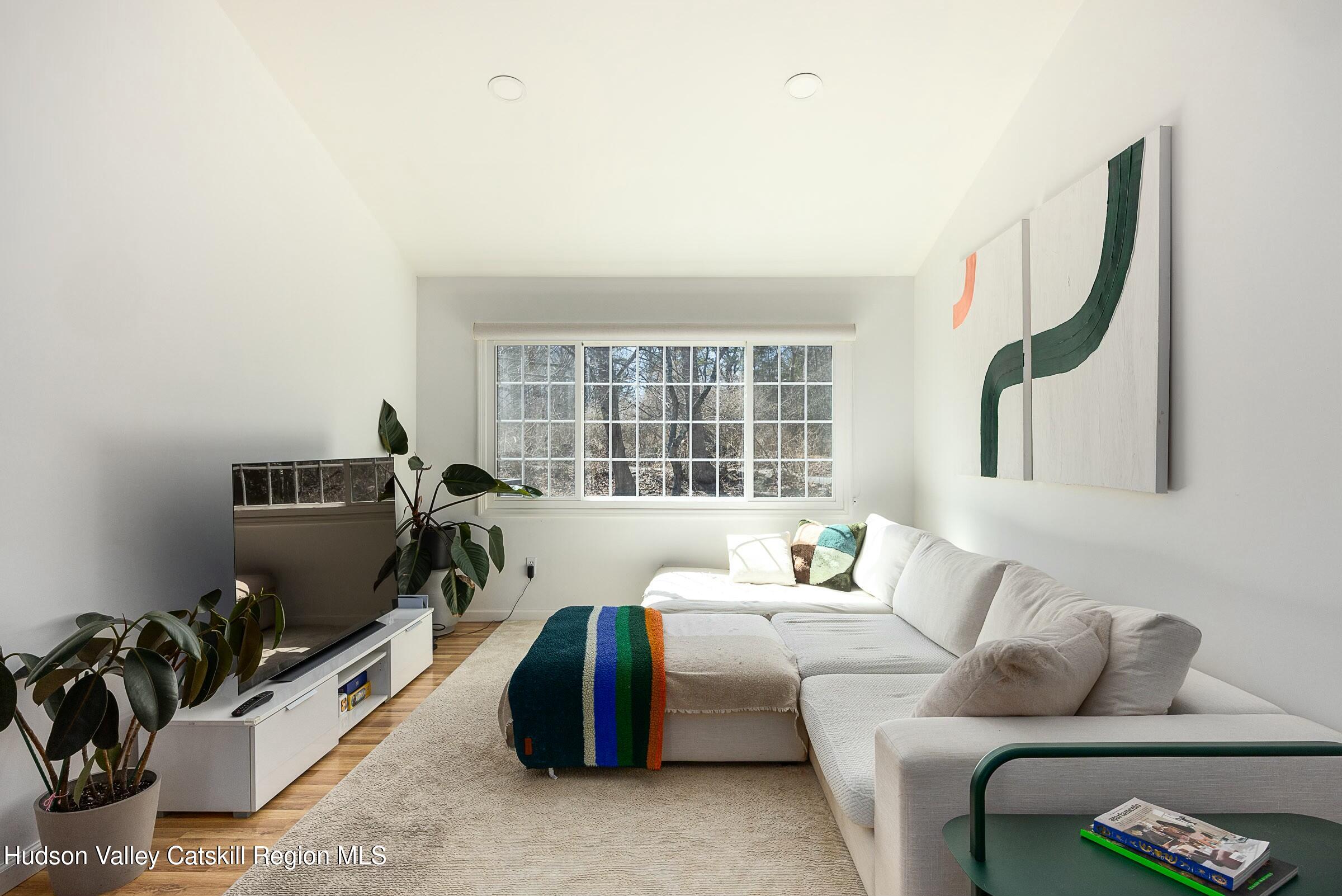 New Paltz, New York 12561, United States, 4 Bedrooms Bedrooms, ,2 BathroomsBathrooms,Residential,Active,96022