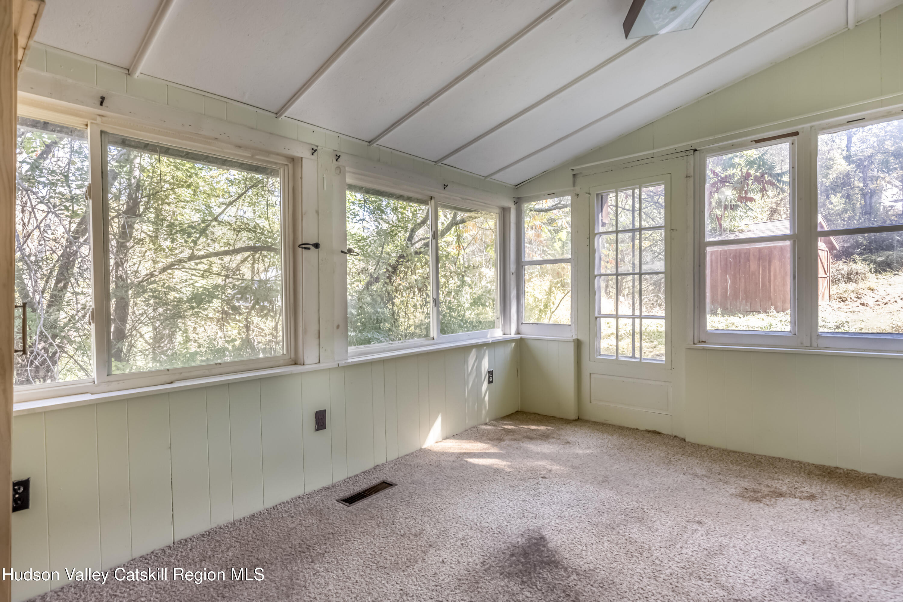 Kingston, New York 12401, United States, 3 Bedrooms Bedrooms, ,1 BathroomBathrooms,Residential,Active,224460