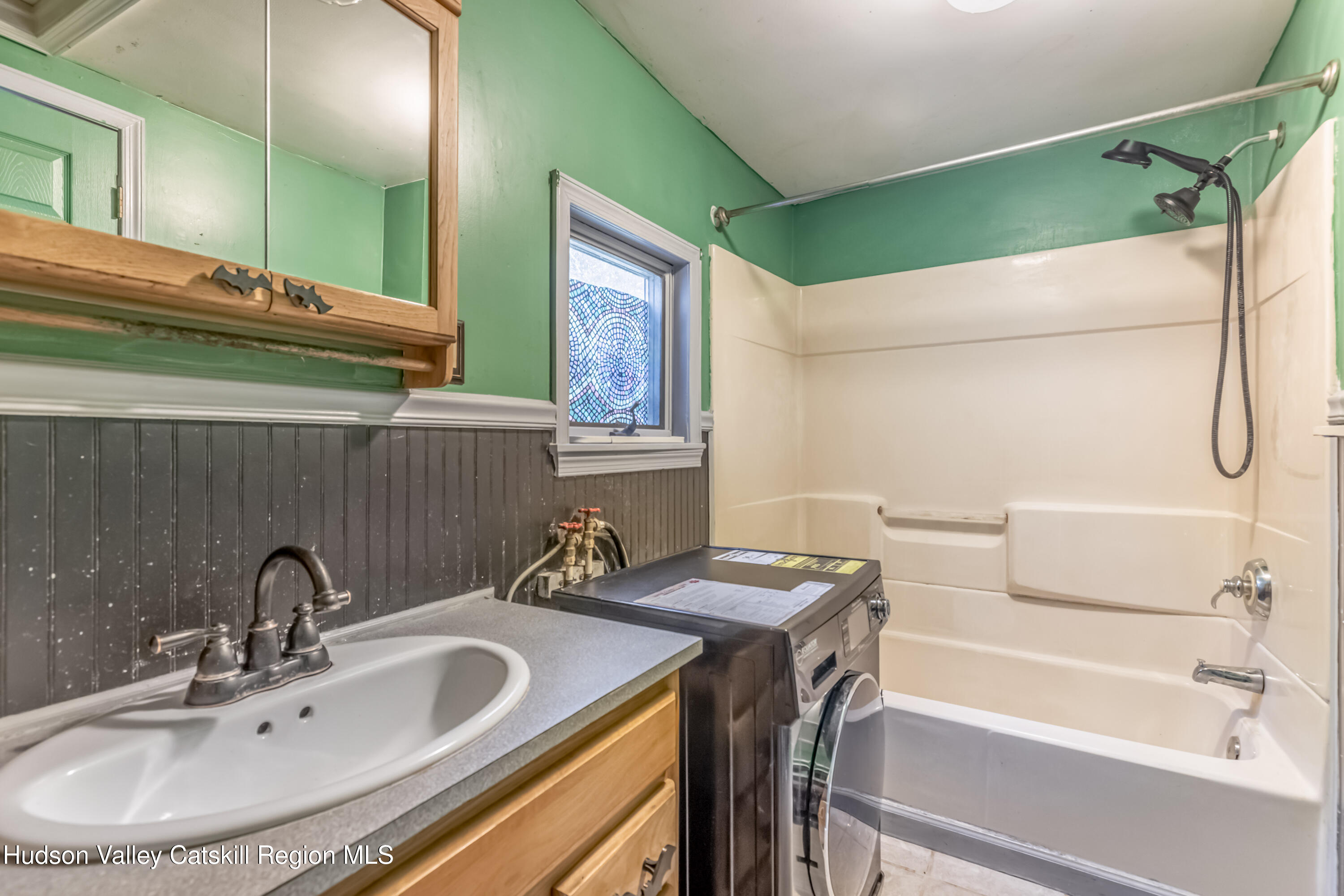 Kingston, New York 12401, United States, 3 Bedrooms Bedrooms, ,1 BathroomBathrooms,Residential,Active,224460