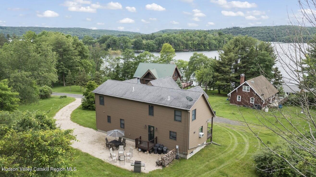 16 Wang Drive, Copake, New York - 3 Bedrooms  
4 Bathrooms  
14 Rooms - 