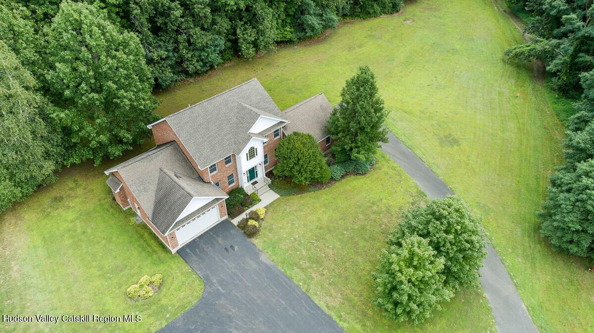 21 Presidential Drive, Kinderhook, New York - 3 Bedrooms  
3 Bathrooms  
11 Rooms - 