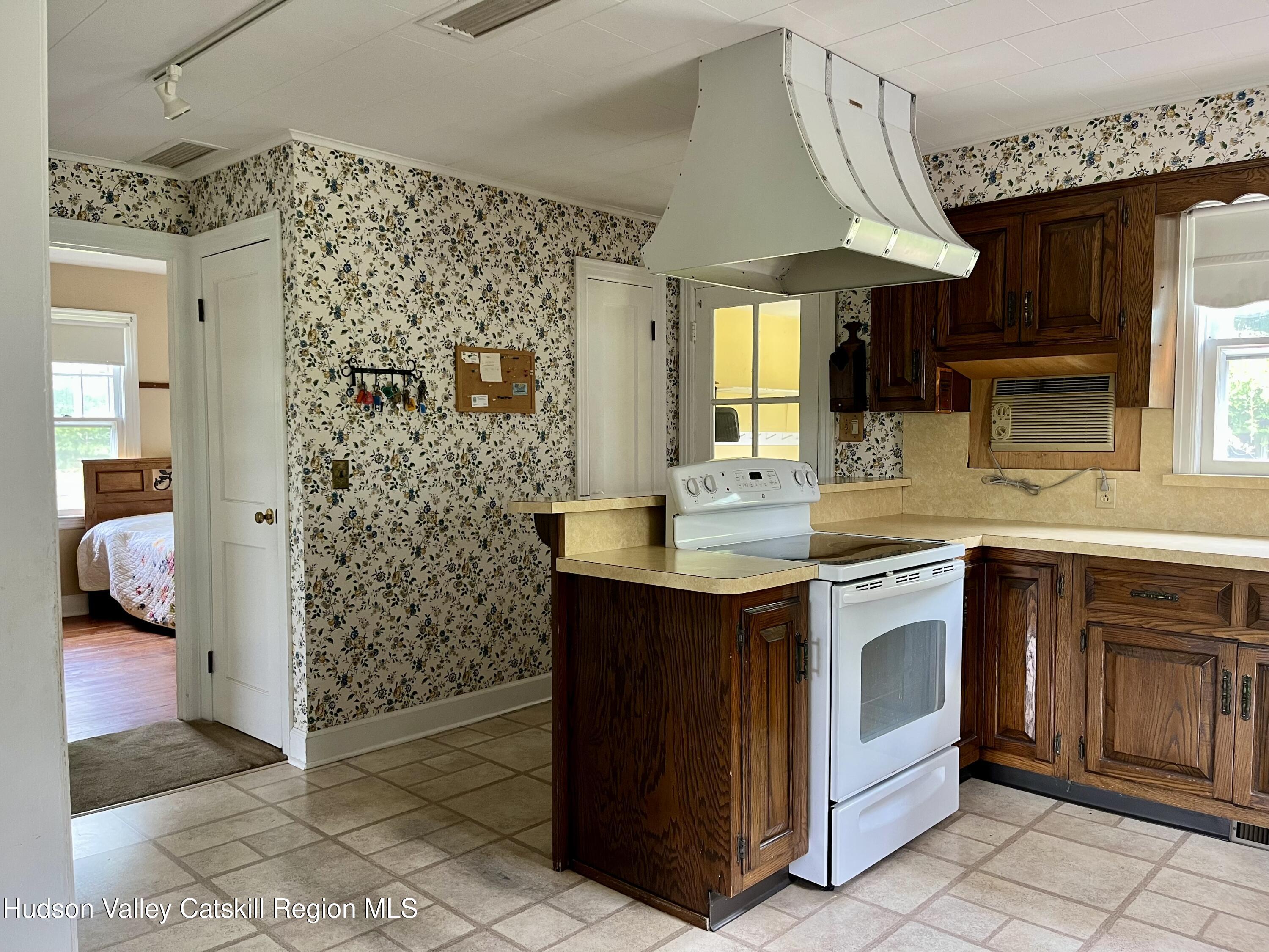 New Paltz, New York 12561, United States, 4 Bedrooms Bedrooms, ,1 BathroomBathrooms,Residential,Pending,182489